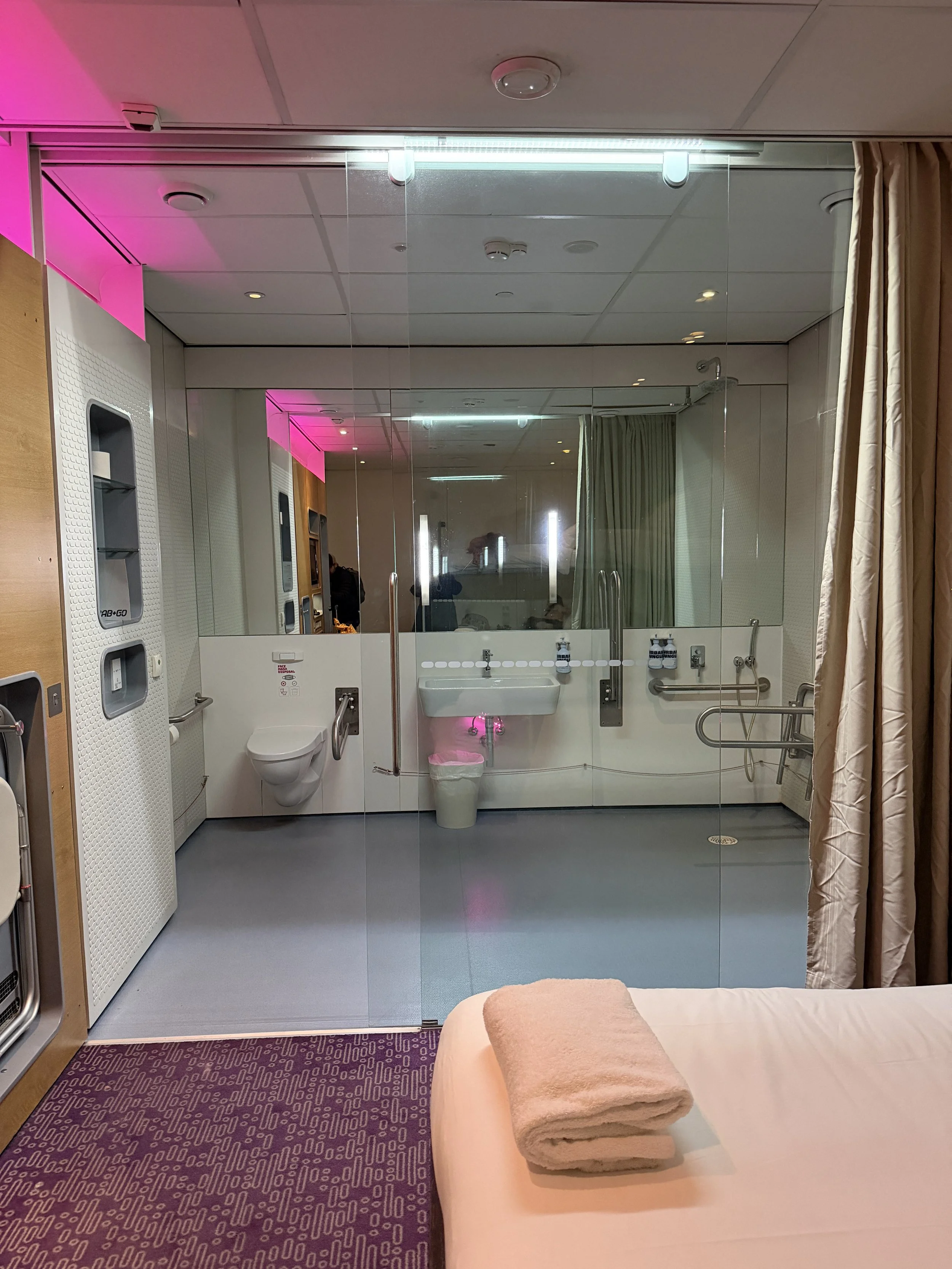 Family room/accesible room bathroom in the YOTELAIR Amsterdam Schiphol Airport