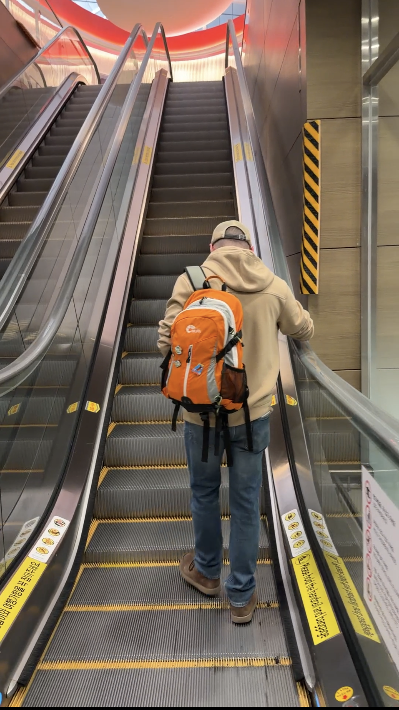 escalator to business suite lounge incheon.png