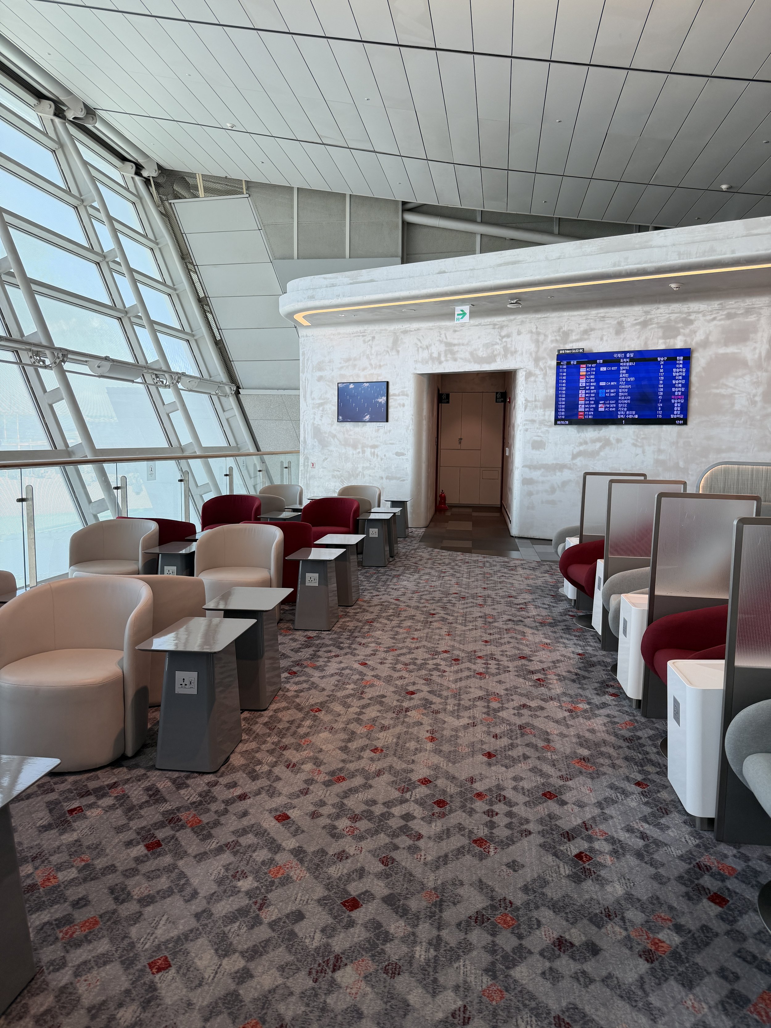 korean air lounge terminal 1 seating shower room.JPG
