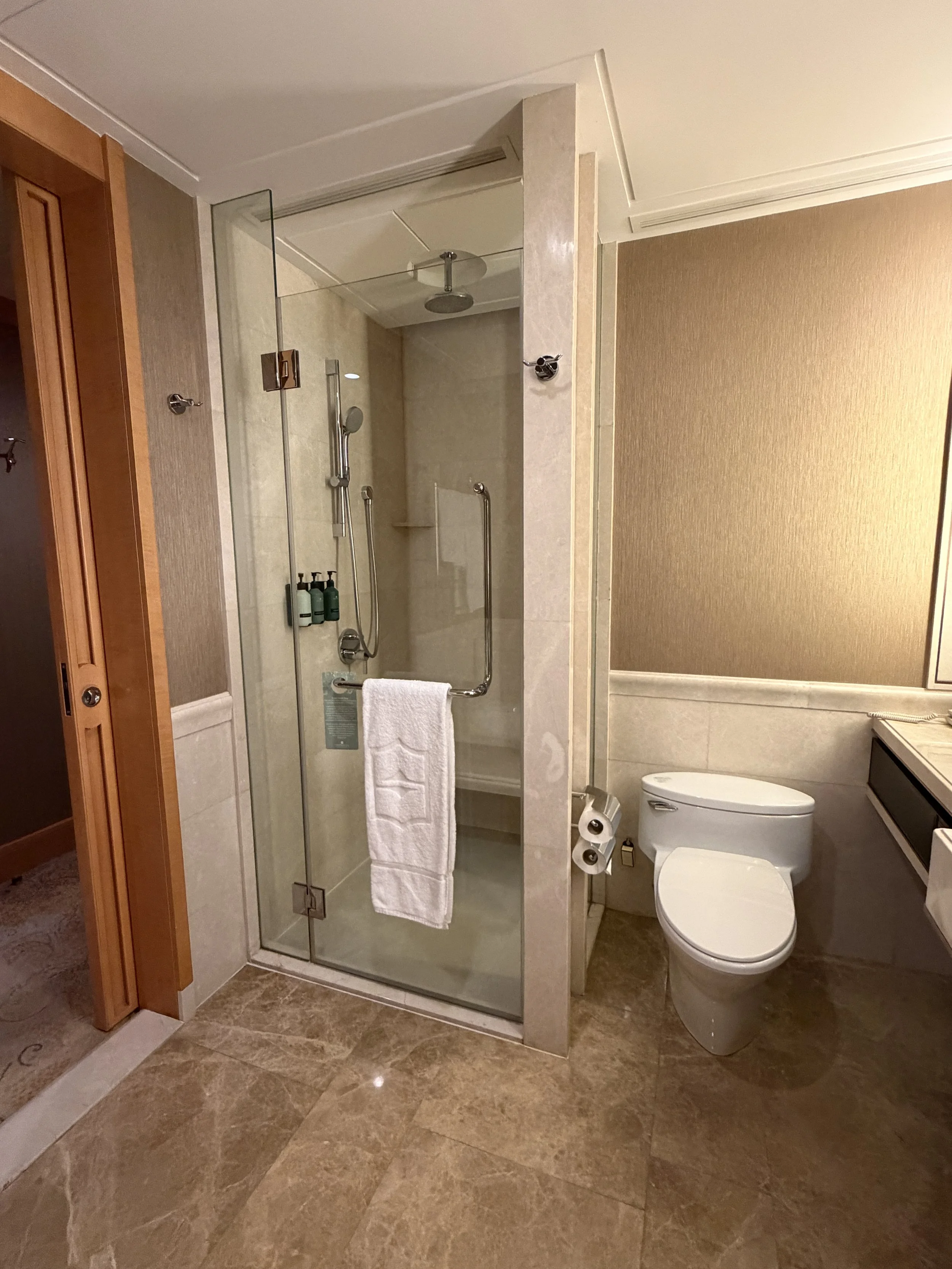 ulaanbaatar shangri la bathroom.JPG