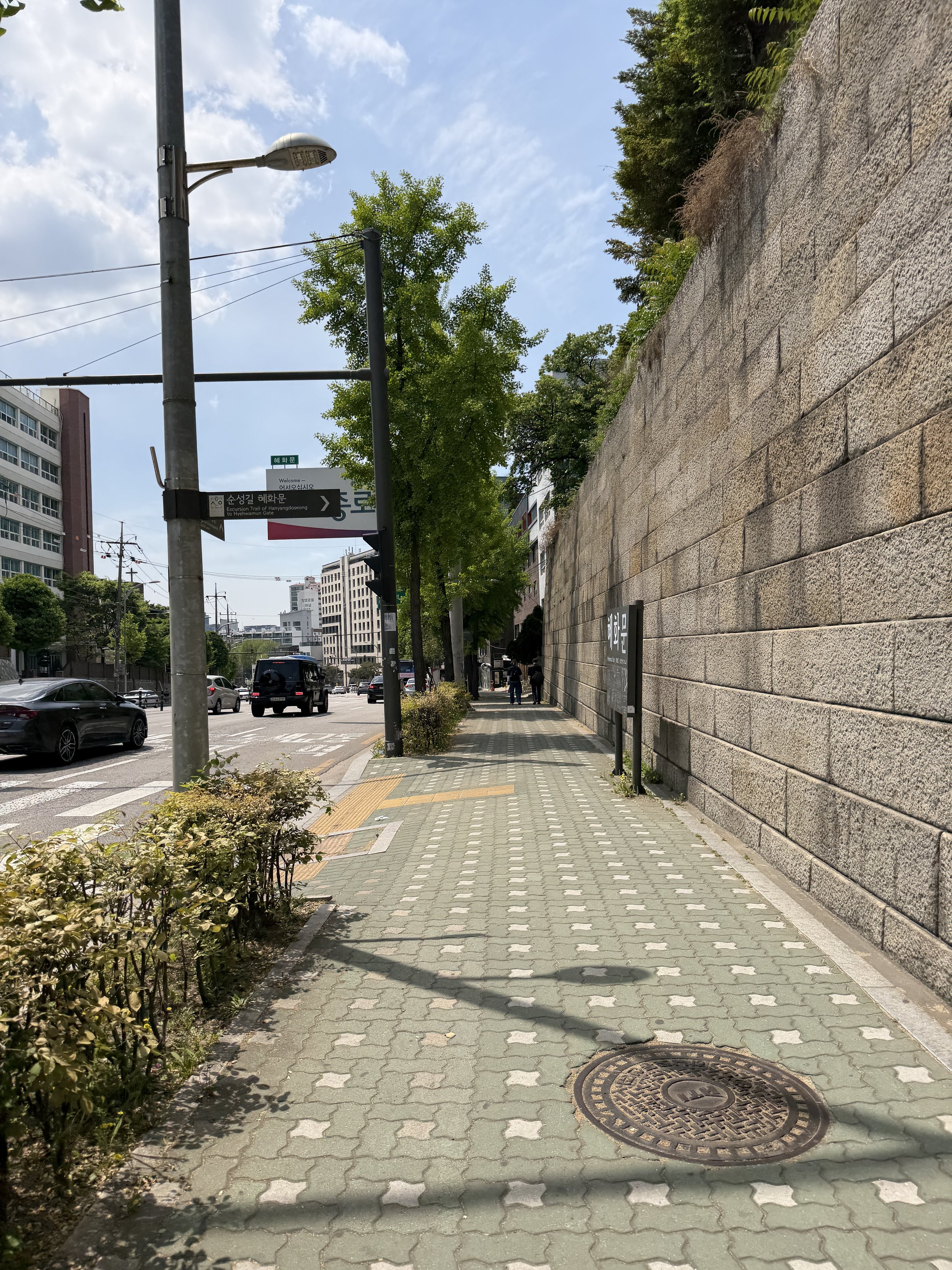 street light signage hyehwamun gate seoul city wall.JPG