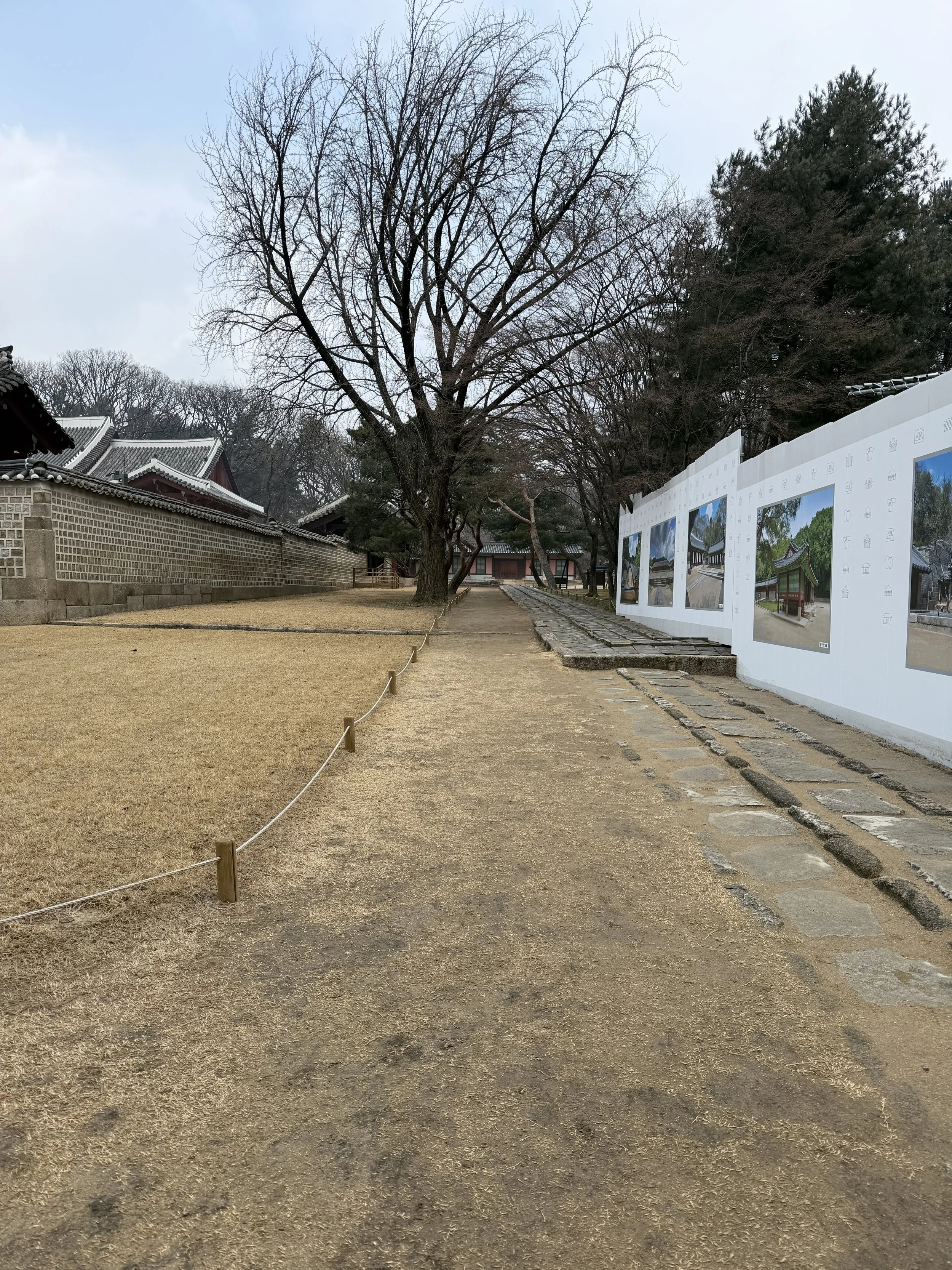 The pathway between Jeongjeon Hall (Main Hall) and Jeonsacheong Office