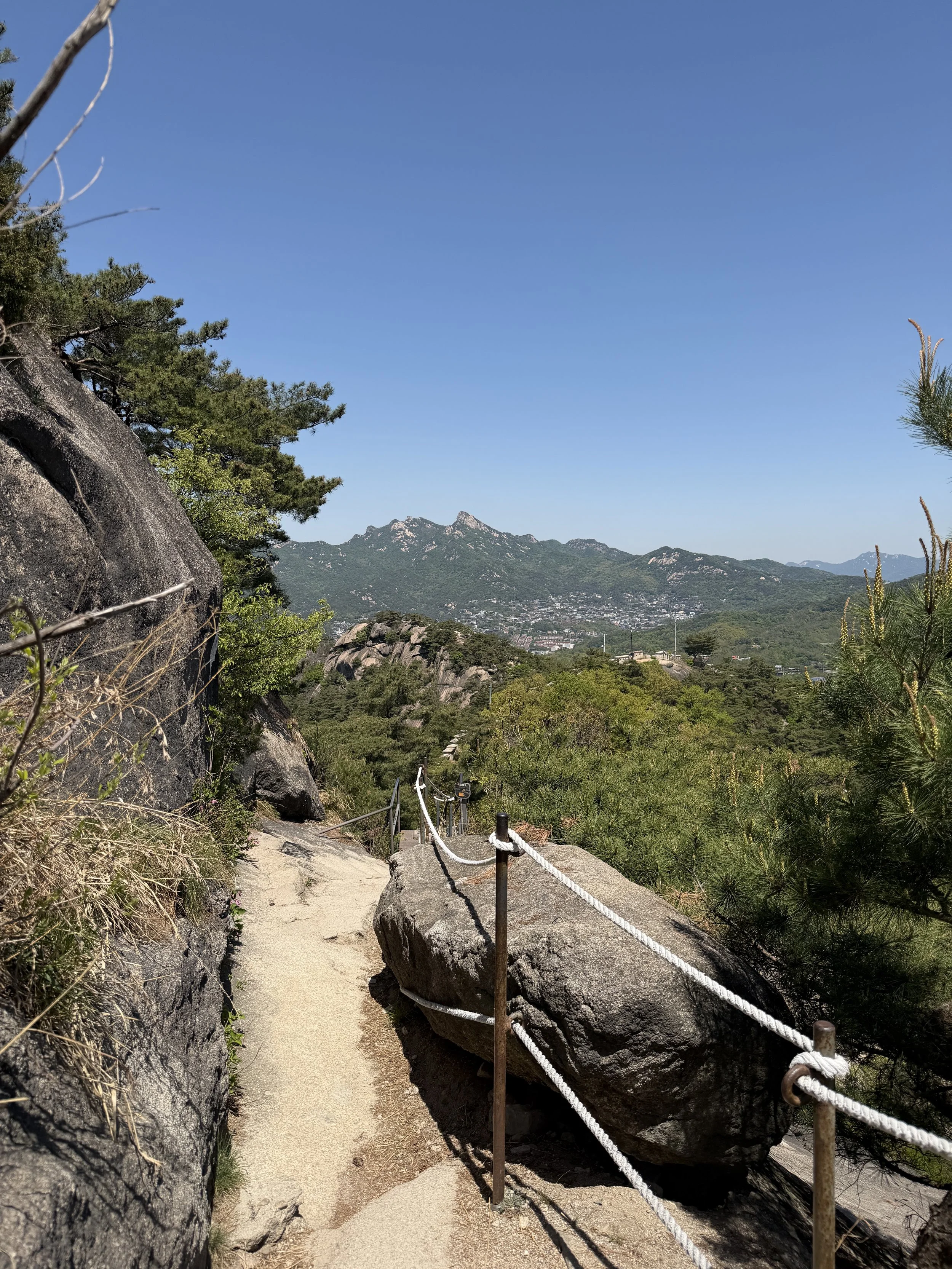 narrow rocky pathway on inwangsan.JPG