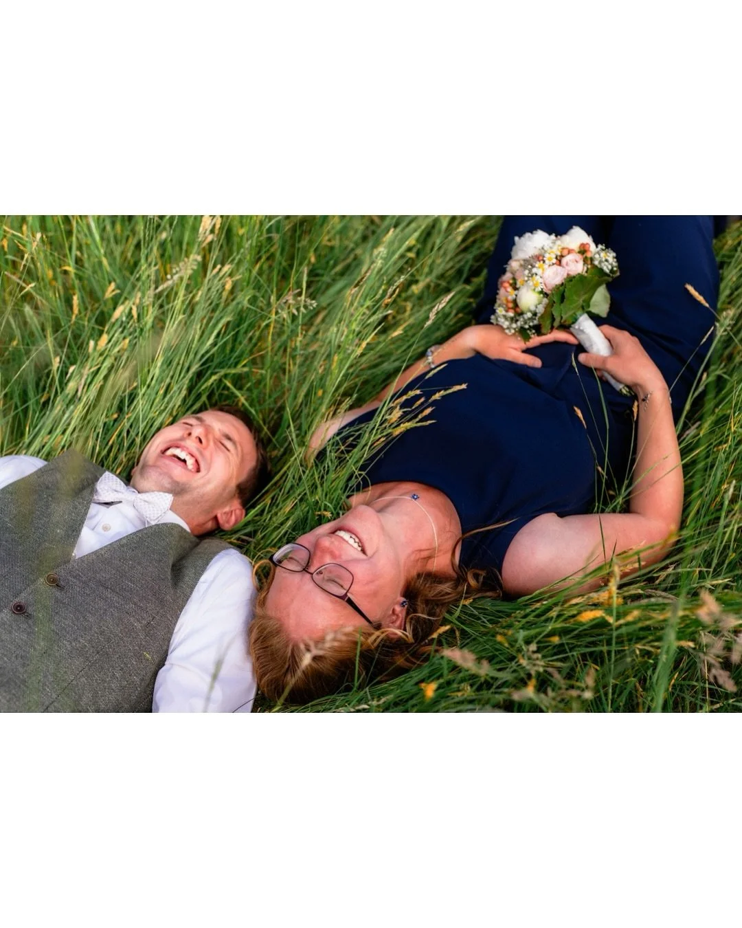 In der Wiese liegen, einfach mal loslassen &ndash; das sind die Momente, die ich liebe. 

Wenn meine Paare mir vertrauen, meine Ideen annehmen und sich ganz auf den Moment einlassen, dann entstehen genau solche Bilder. Nat&uuml;rlich. Ungestellt. Vol