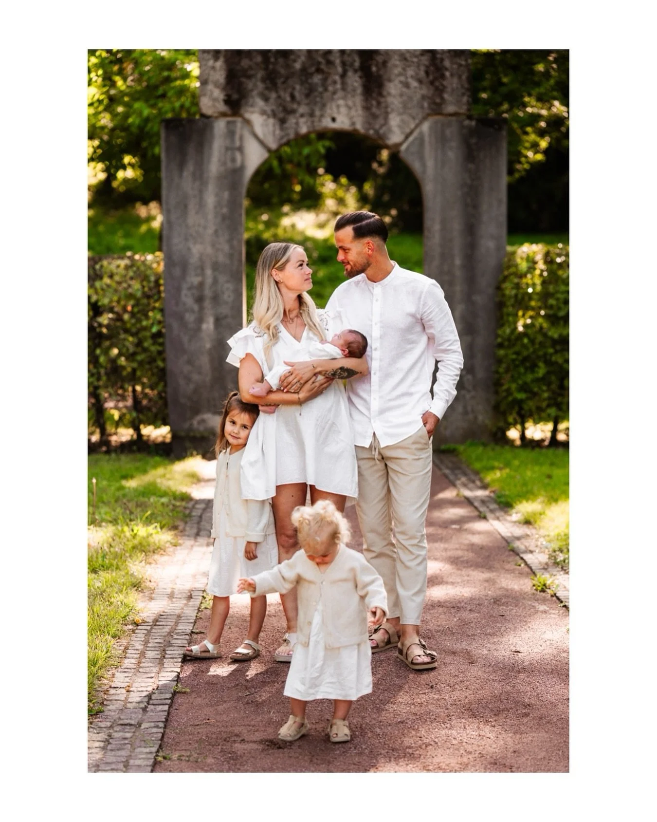 Ein Fotoshoot ist so viel mehr als nur sch&ouml;ne Bilder &ndash; es ist ein Geschenk. Denn was k&ouml;nnte wertvoller sein, als eure gelebten Momente festzuhalten?

Mein Gro&szlig;vater sagte mit 92 Jahren einmal:
&bdquo;Das Leben verging wie im Tra