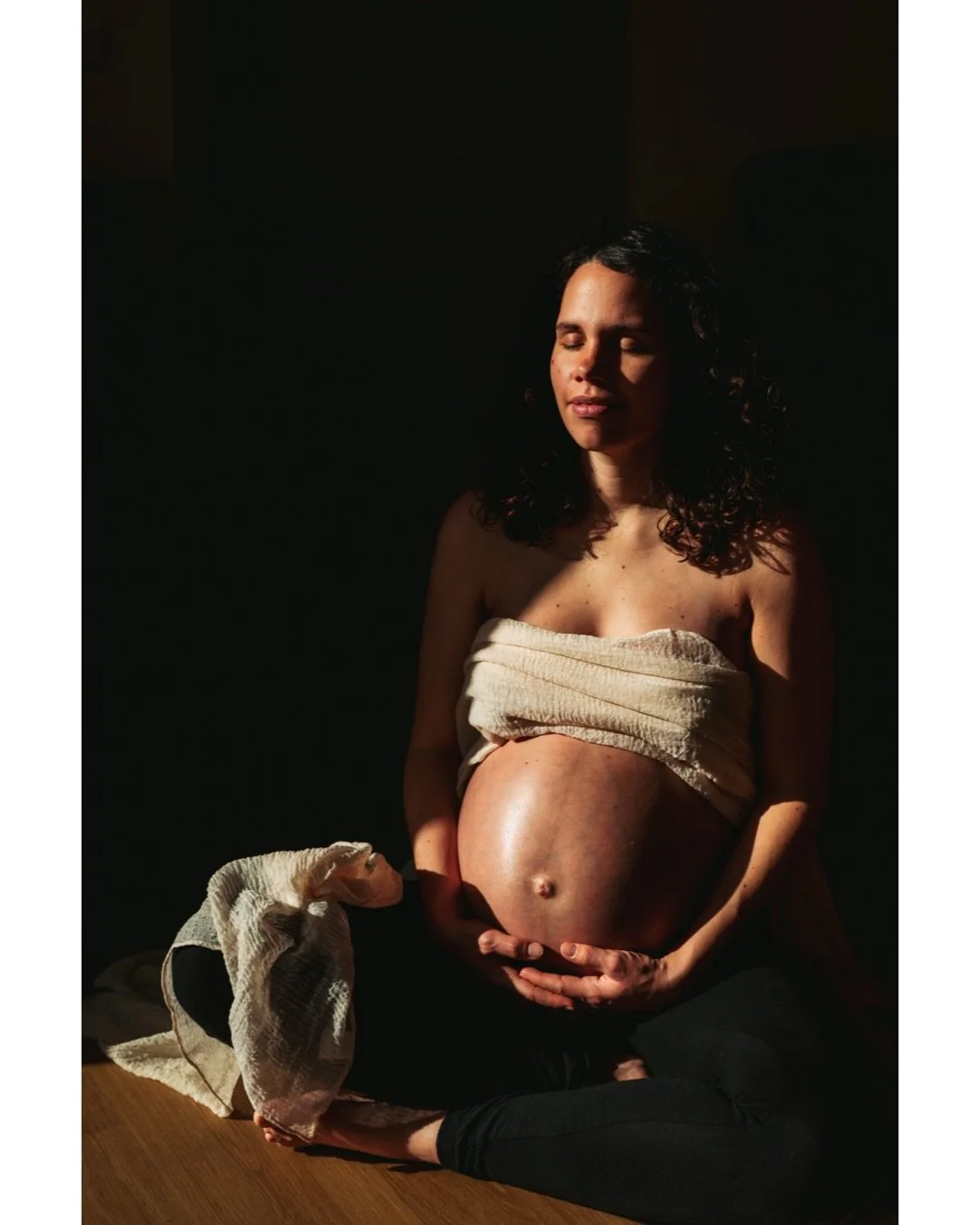 Diese Bilder sind ruhig. Zart.
Voll von N&auml;he.

Und doch erz&auml;hlen sie so viel mehr als das, was man sieht.
Denn hinter dieser Stille liegt ein K&ouml;rper, der Gro&szlig;es leistet.Ein Alltag, der manchmal schwer ist.
Gedanken, die kreisen. 