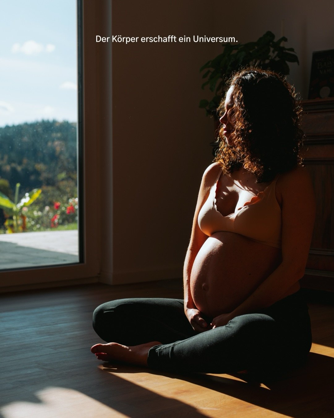 Der K&ouml;rper erschafft ein Universum.

Ein kurzer Blick.
Ein schneller Like.

Und doch spricht kaum jemand dar&uuml;ber, wie sch&ouml;n das wirklich ist.

Die Magie beginnt im ersten Moment.

Still.
Kraftvoll. 
Und voller Leben. 

Ein Wunder passi