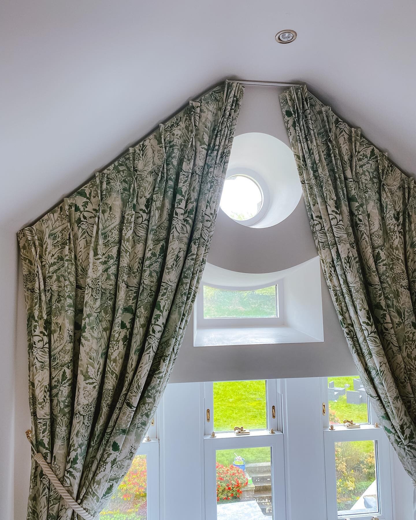 Angled pinch pleat curtains to show off this beautiful window ✔️ a touch of handmade magic ✨🪡

Fabric ~ @voyage_maison Rothesay Meadow cotton &amp; linen blend from the wilderness range 🙌🏻
.
.
.
.
.
.
#romanblind #curtains #blinds #angledwindows #