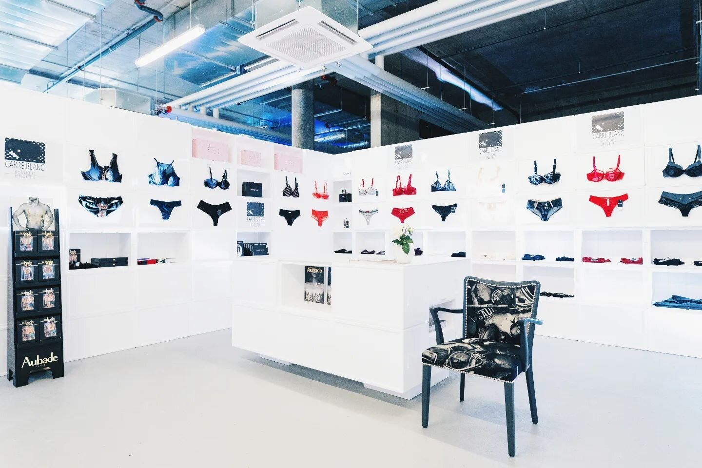 . POLY POP UP .
.
.
.
#popupstore #boutiquecarreblanc #polystyrene #conceptstore #retail #marketingcampaign #lingerie #unique