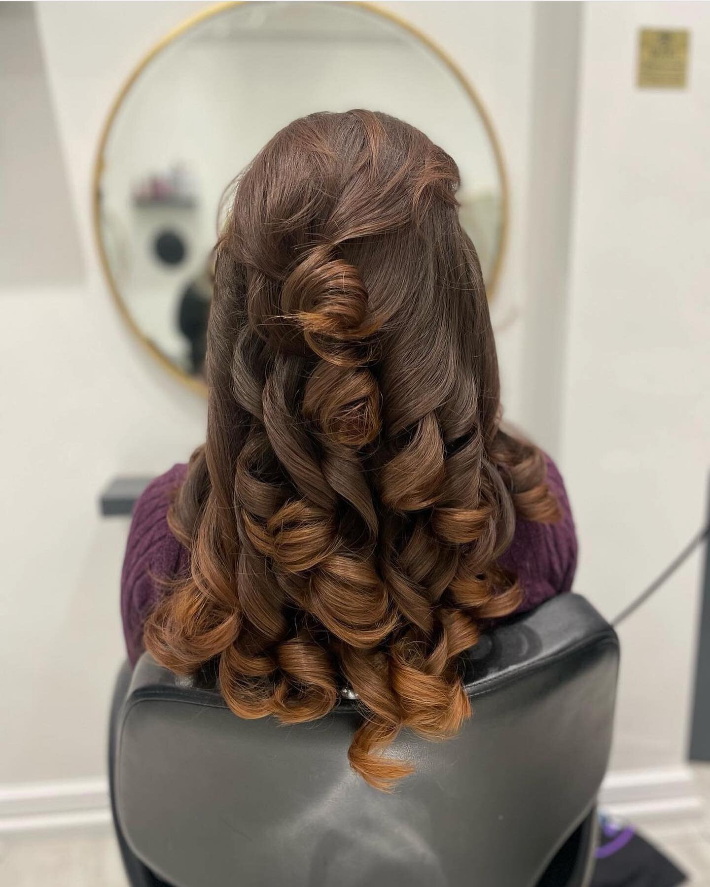 Have you had a bouncy blow by @hairbymalisha yet?? Check out our post regarding the blowdry club 🤍 

#blowdry #blowdrybar #hairdresser #hairsalon #hairgoals #bouncyblowdry #bighair #hairgoalsachieved #blowdrytips #blowdrycurls #pincurls #salonhair #