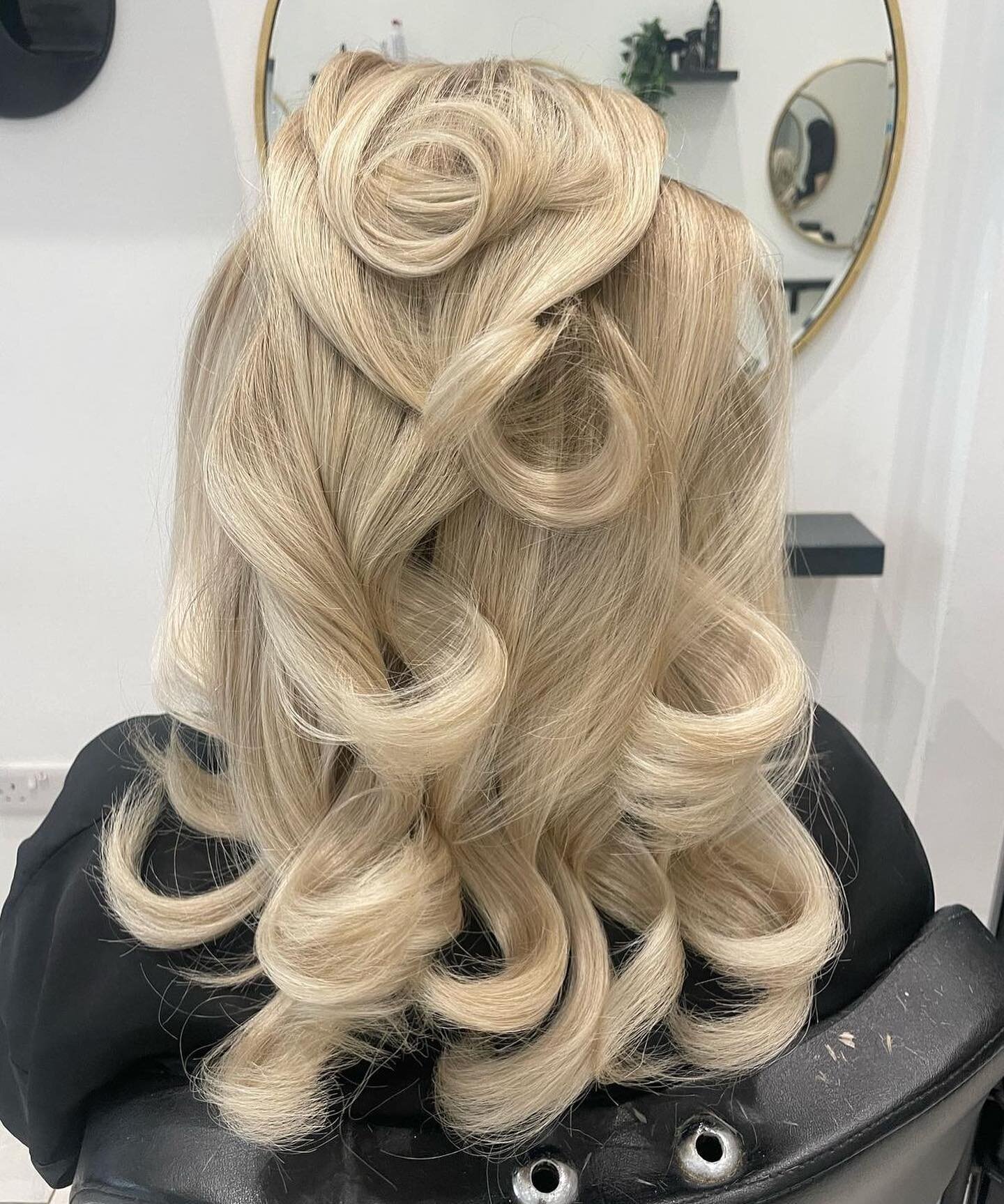 Stunning colour and bouncy blow by @hairbymalisha 🤍 

#bouncyblowdry #blowdry #pincurls #eastbourne #eastbounrehairdressers #eastbournesalon #eastbournehair #salonhair #eastbournetowncentre