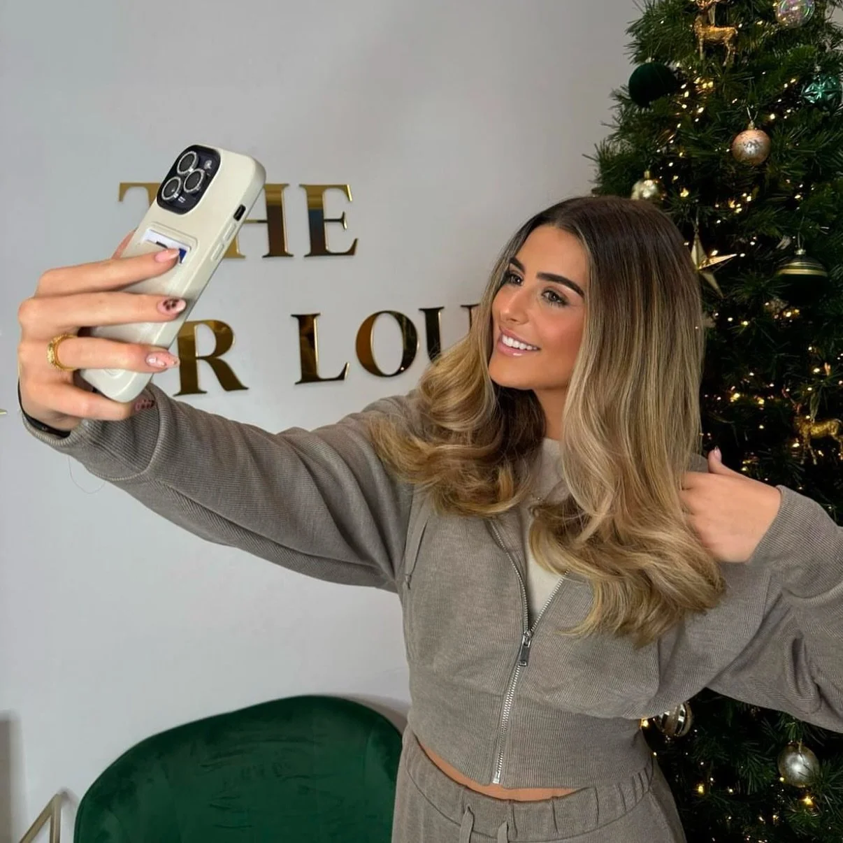 Face behind the page ➡️ @lasheslou 💝 

Lou has been with The Hair Lounge for just over a year and she is our lash &amp; brow girlie. Make sure your following her page @lasheslou to see all her amazing work 👑

Lou&rsquo;s bouncy blowdry is obviously