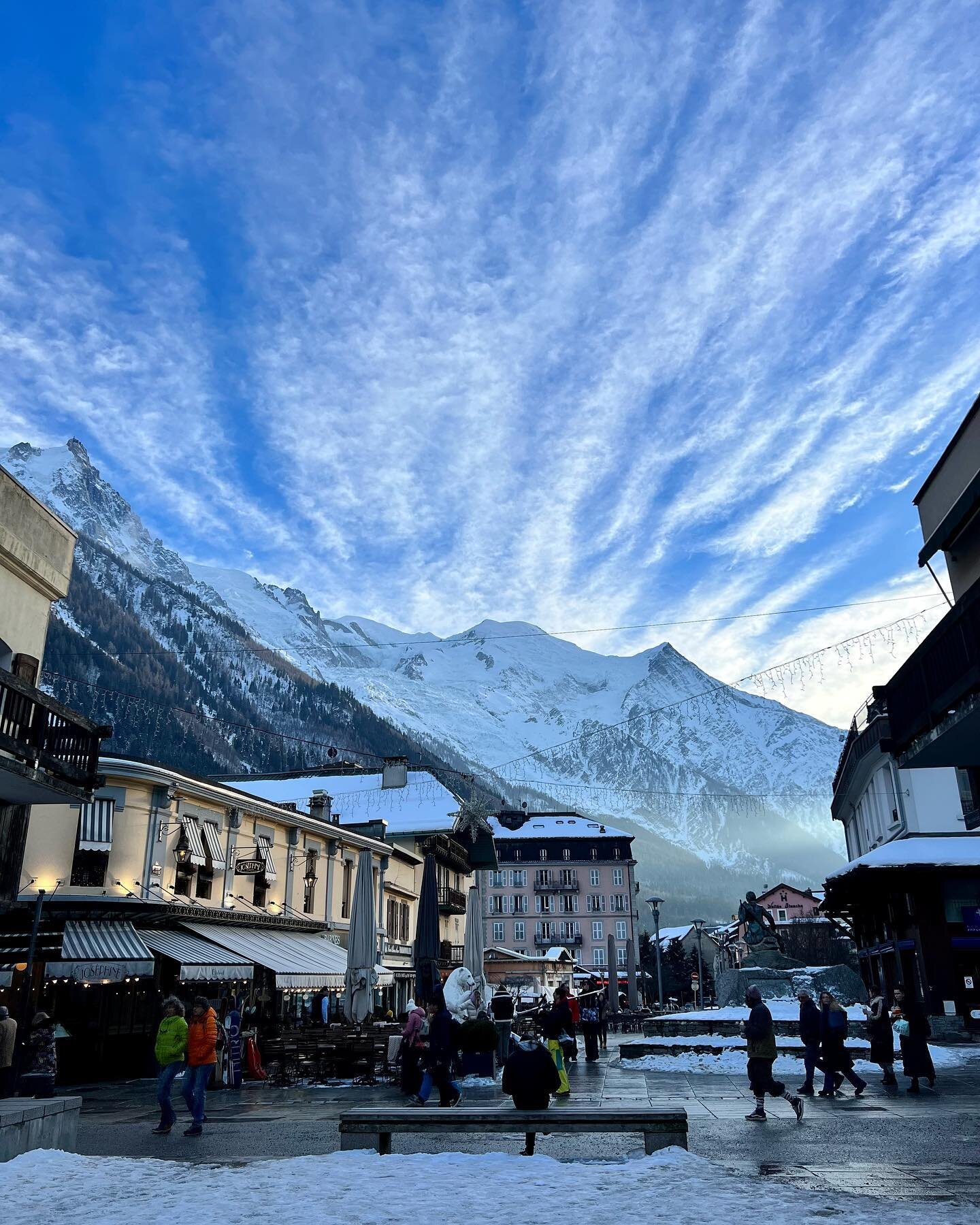 We are in Chamonix 🇫🇷 this week to meet up with some of our guides, cover some avalanche safety and have a ski - say hi if you're around ❄️👌😃 @mammut_uk @chamonixmontblanc @avalanchegeeks @skiascent @bencroftguide @andy.alp.owen @robinbeadleguide