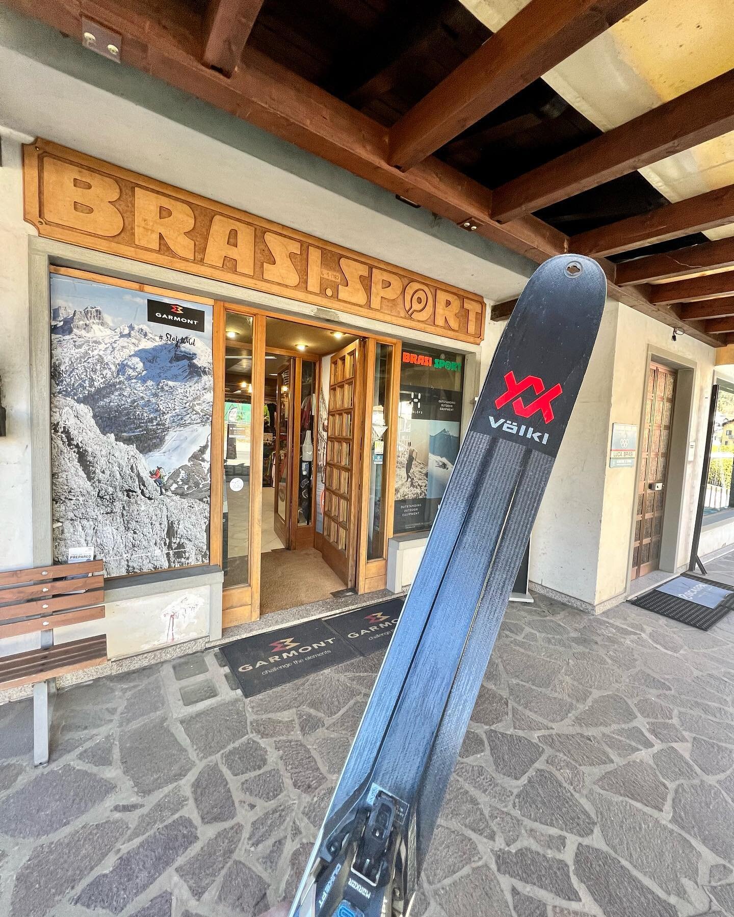 Last week I ran out of talent on a ski tour in the Aiguilles Rouges @chamonixmontblanc resulting in an impact with a rock denting and deforming the edge of my fantastic @voelklskis - I was told in Chamonix by a very high profile shop that they couldn