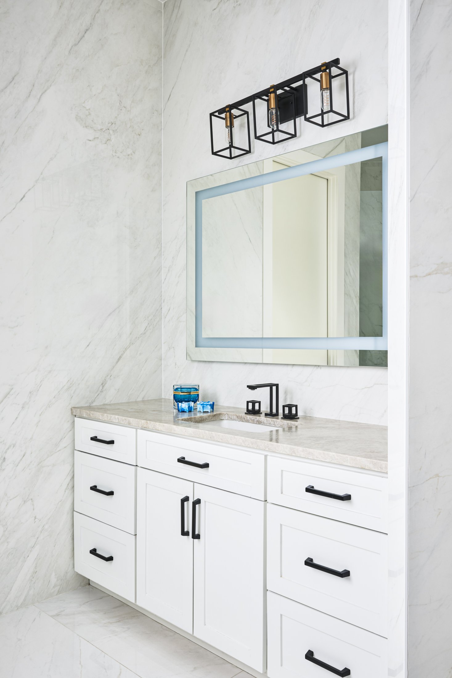 Guest_bedroom_vanity_with_light_and_bright_materials.jpg
