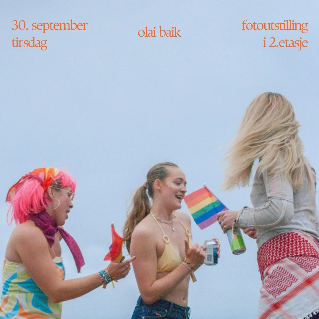 fotoutstilling tirsdag 30.09 med olai baik, 18:00-23:00.
«Hei. Æ ska ha en fotoutstilling. Det er en liten samling av bilder fra festivaler æ har tatt de siste 6 årene».