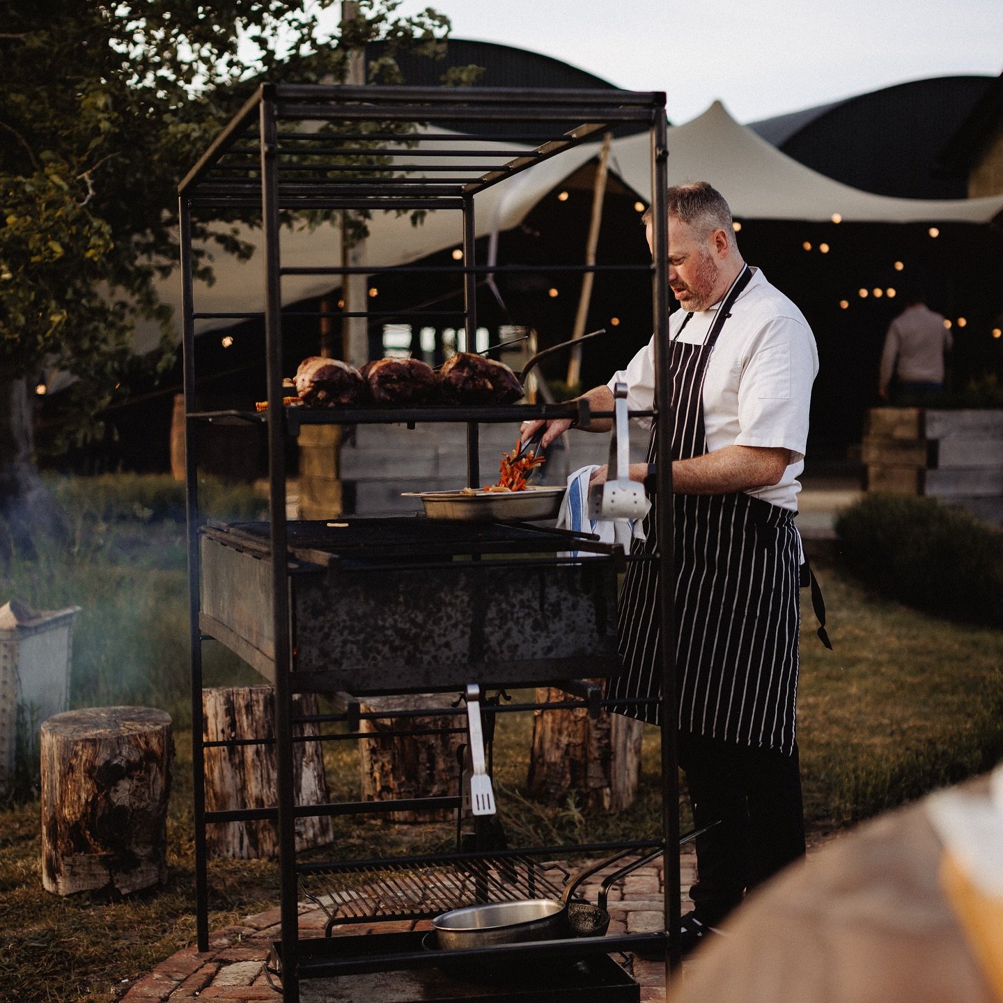 Amazing dining experiences, stunning views and a Travelling Trailer to enjoy ✨ Get in touch for more details. 

@forkingout cooking up a storm on the fire 🔥
📷 @kerryjaynephotography_