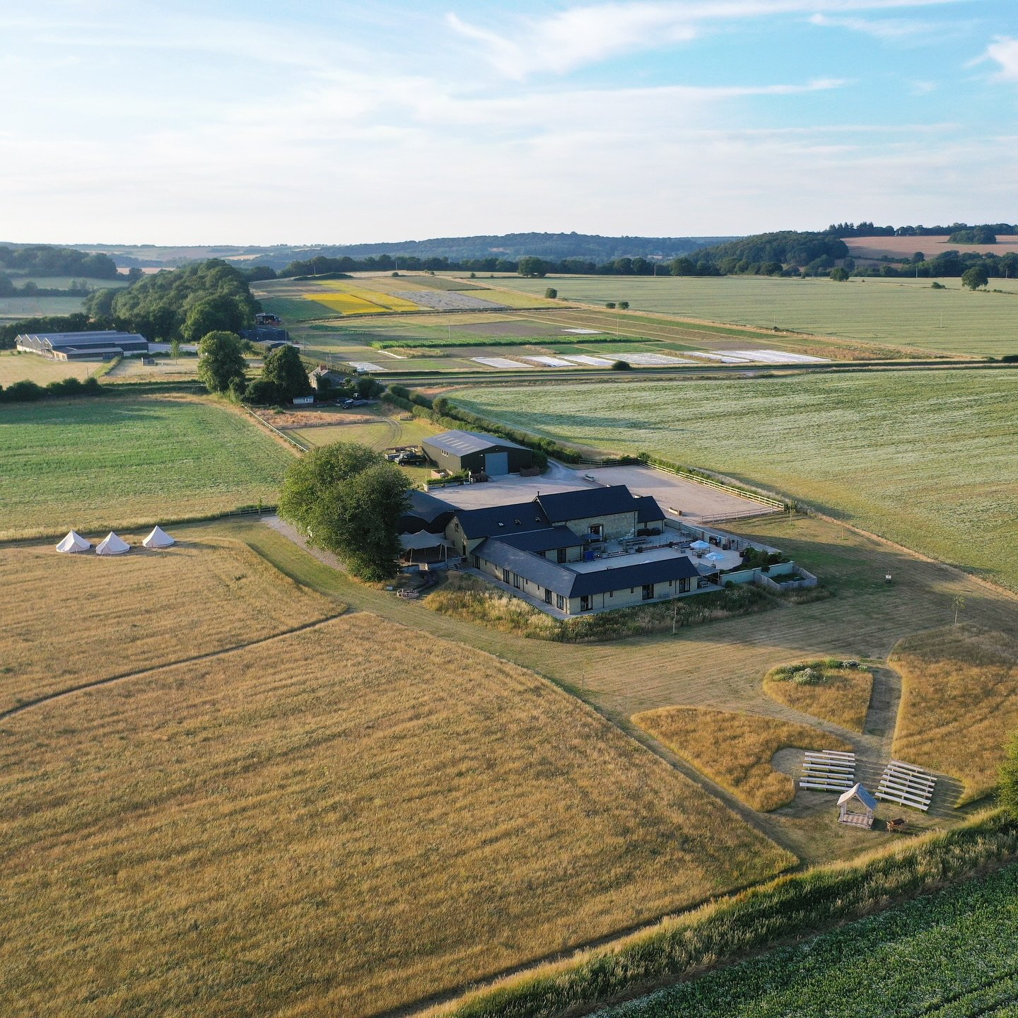 A very warm start to the week after a busy weekend wedding in our little slice of beautiful Wiltshire countryside 🌳