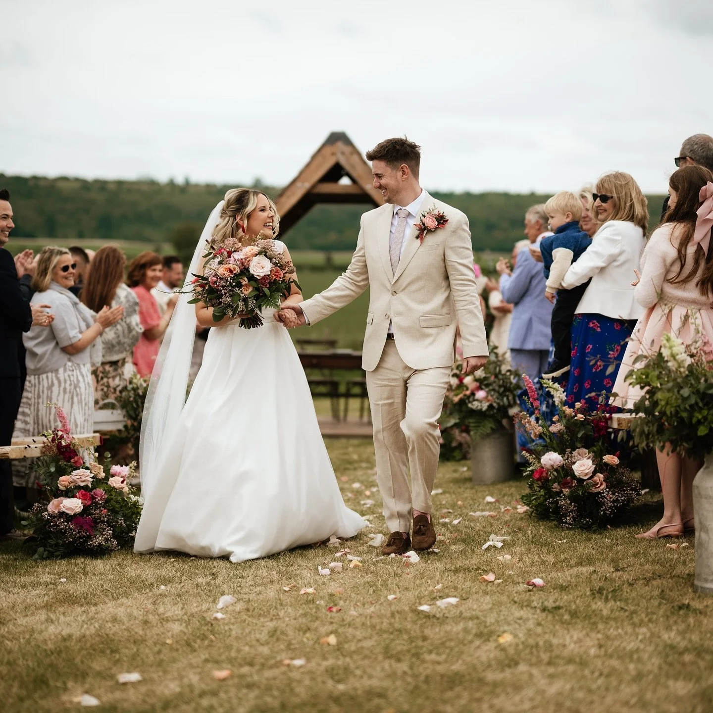 A little snippet of J&amp;As beautiful May wedding day ✨💕 

📷 @robingoodladphotography
