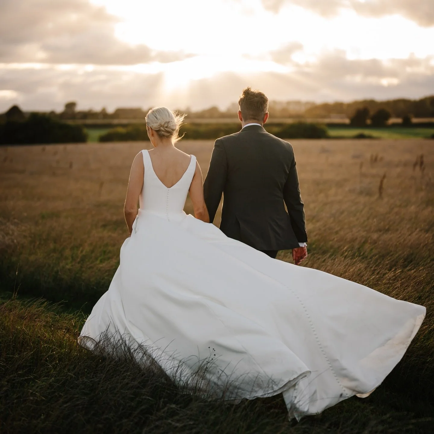 When the wind works in your favour! Some stunning shots from E&amp;Ls September wedding, making the most of the sun&rsquo;s golden hour ☀️

Captured perfectly by @jodiehurdphotography