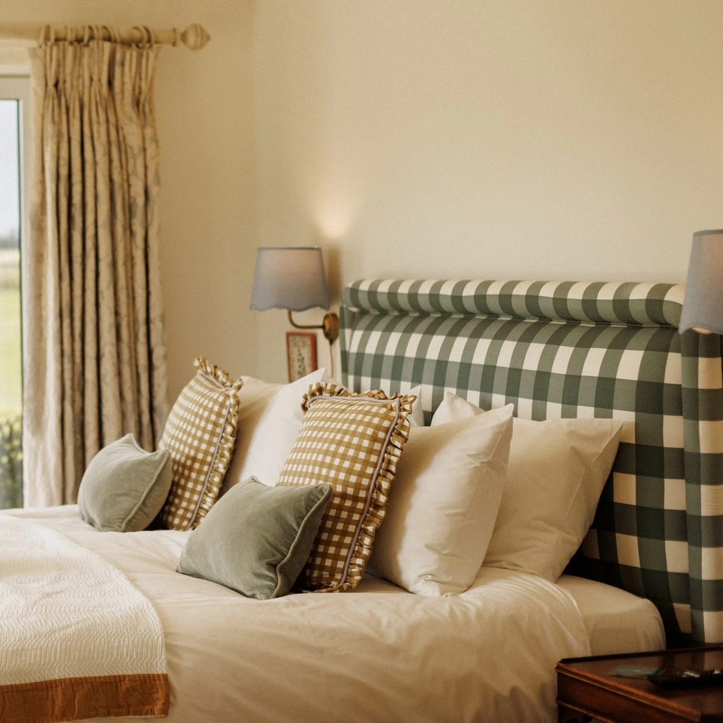 A gloriously comfy bed and an even better view ☀️ Each of our 9 bedrooms is fitted with a Super King bed plus a shower and bath en-suite to ensure complete comfort during your stay. 

For more information email enquiries@westbarnlodge.com.