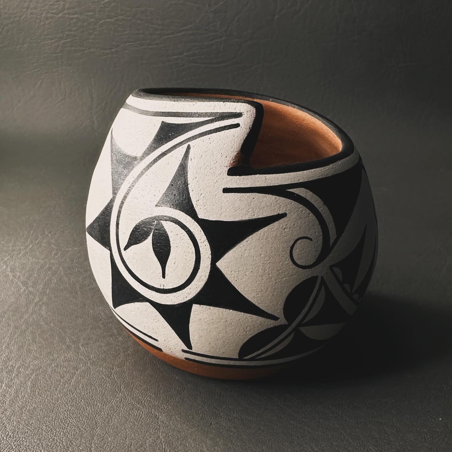 Parallax #jeffsuinaart #cochiti #cochitipueblo #newmexico #santafe #ceramicart #ceramic #nativeamericanart #nativeamerican #indigenousart #nativeamericanartist #pottery #ceramics #unm #contemporaryart #modernart #clay #igsouthwest
