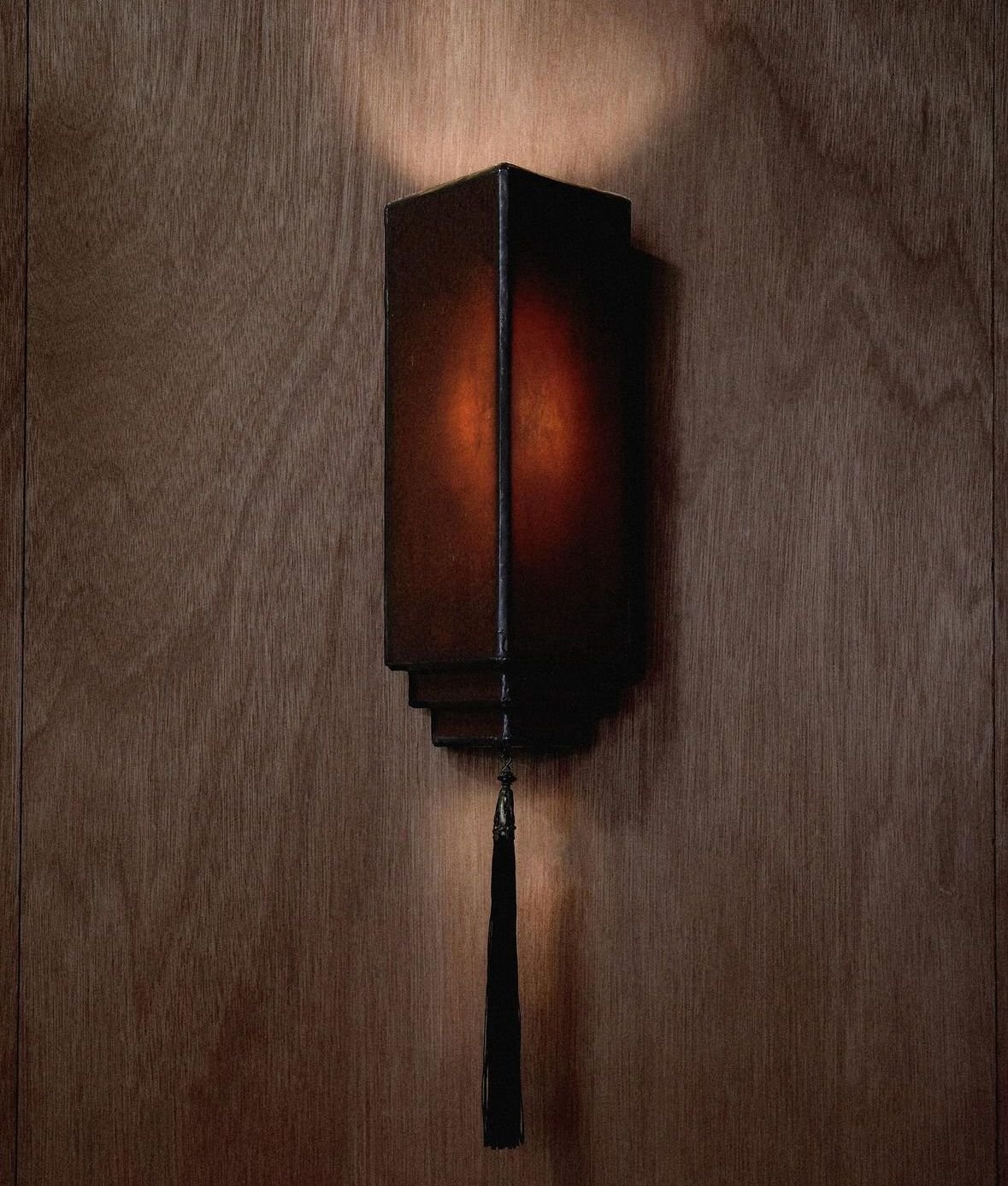 Francis No. 2 Tobacco Wall Sconce | HENRII

A study in understated drama, this architectural wall sconce pairs richly toned tobacco glass with a softly diffused glow. Its faceted silhouette and elongated decorative tassel introduce an unexpected deta