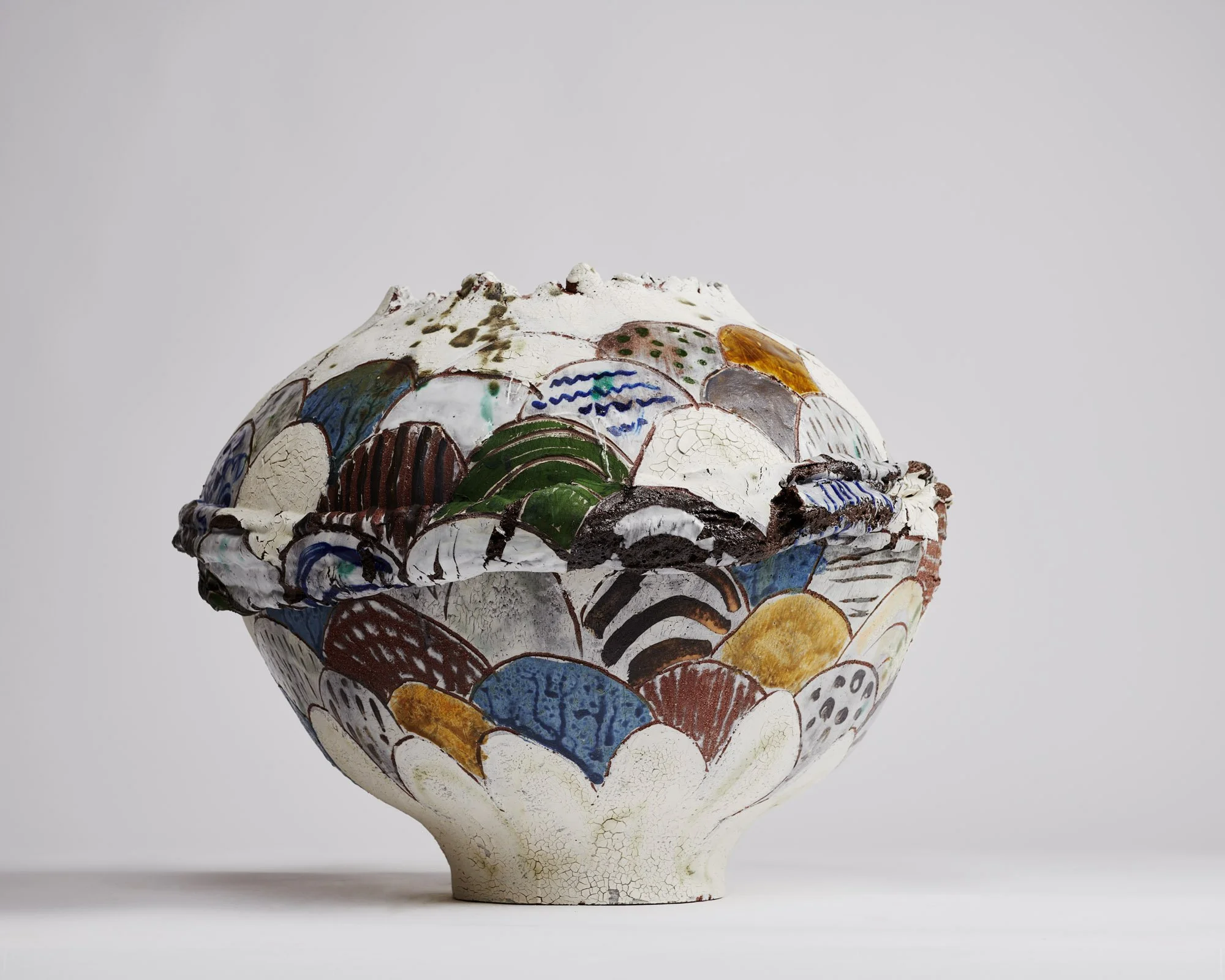 Ceramic vessel by Jane Yang D’Haene, featured through Art Formes. Expressive texture and earthy, layered patterns reinterpret the traditional Korean moon jar.