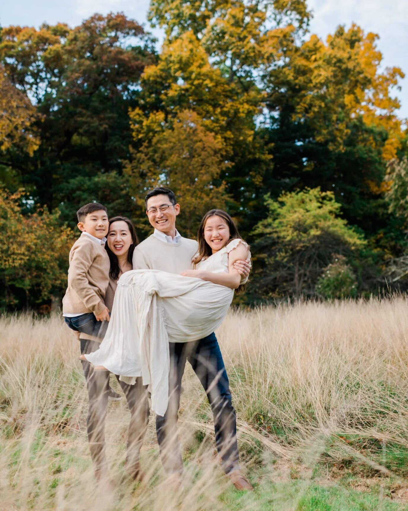 We're &quot;fall-in&quot; in love with these photos from a family portrait session last month 😁