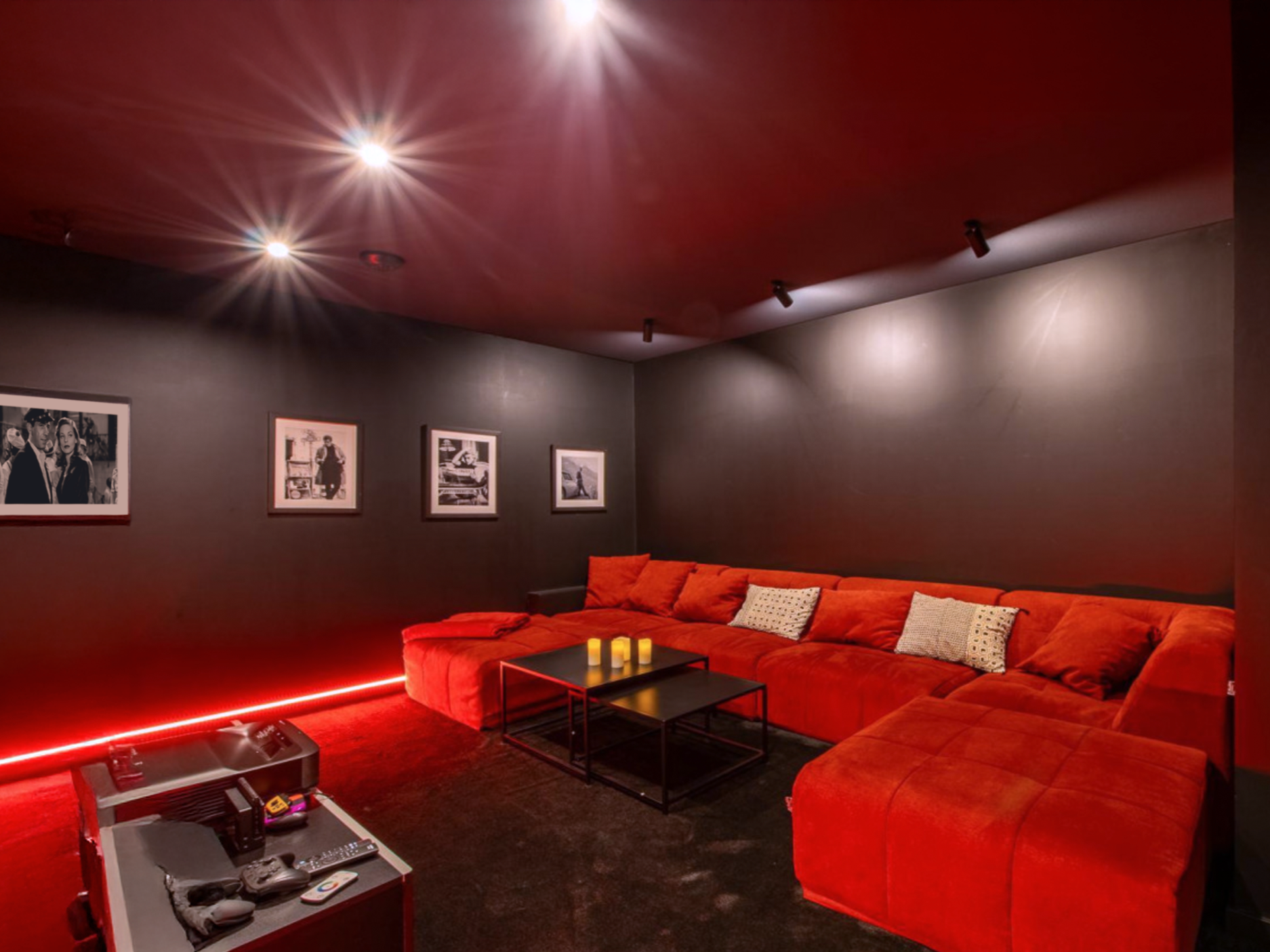 Salle de home cinéma Sonos 5.1 avec canapés ciné, dans un Chalet classé 5 étoiles, au cœur des Alpes, France.