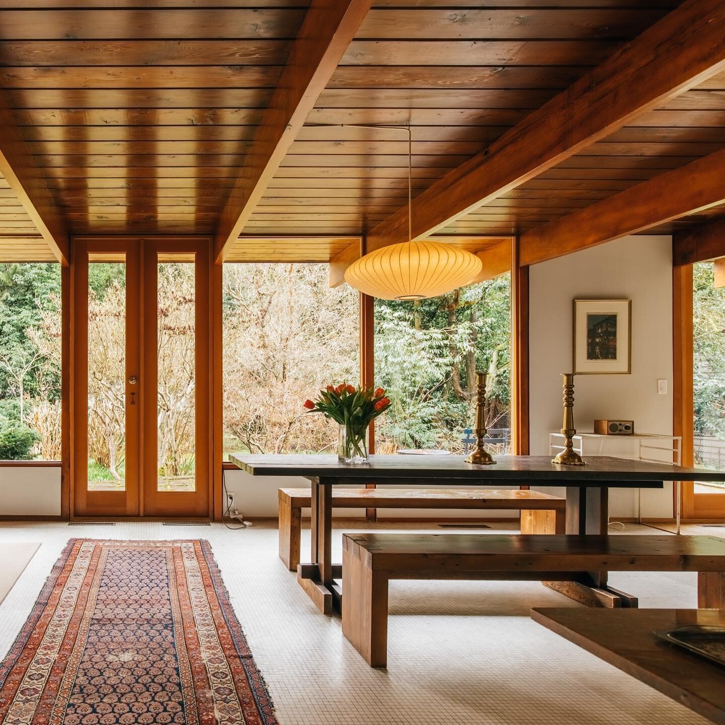 This Wall of windows and doors open out into the large garden. Coast modern simplicity. Post and beam architecture