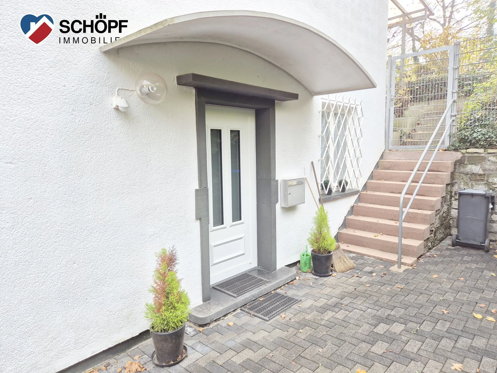 02 Einfahrt rechts mit Haustuer.jpg