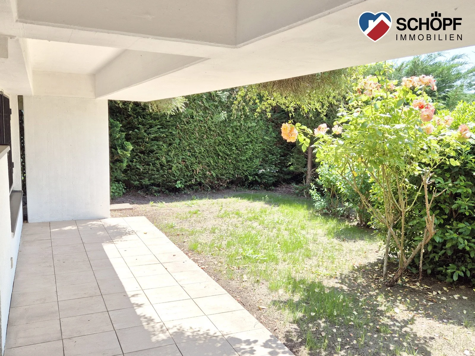15 Einliegerwohnung UG Loggia und Garten.jpg