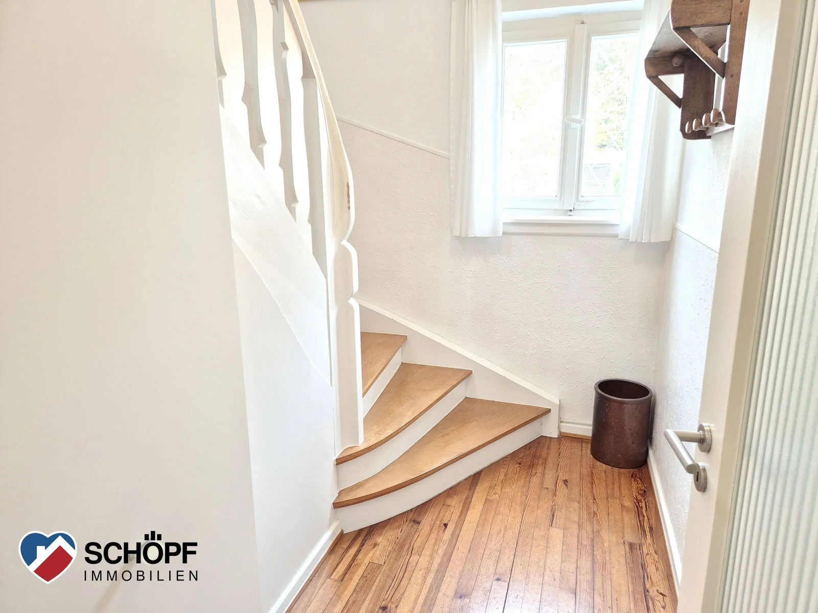 07 EG Treppe zu OG.jpg