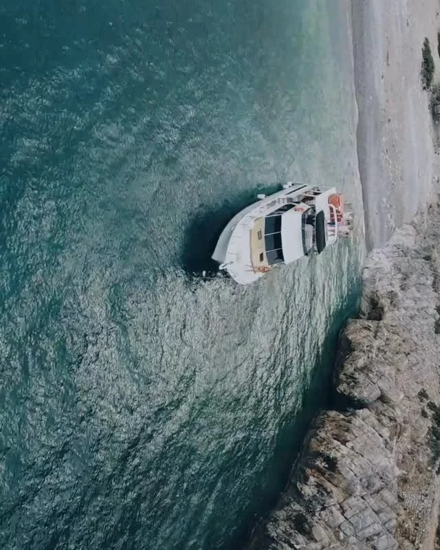 Wie premium wil verkopen, moet premium zichtbaar zijn.

Ik zie zo vaak dat ondernemers wel kwaliteit leveren,
maar dat hun video dat niet uitstraalt.

Slow motion doet al zoveel.
Het geeft rust. Het voelt doordacht. Het maakt je beelden sterker zonde