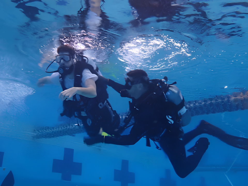 underwater-fun-with-manfredi-prosthetics-scuba-diving-for-amputees.png