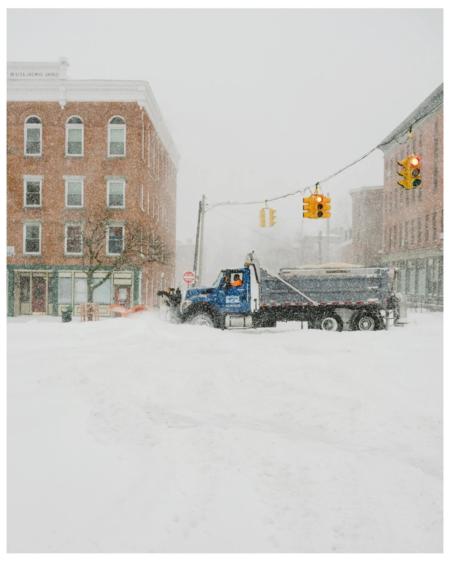 Blizzzzy 🌨️ // Newburgh, NY 
set 1 out of 3. 
&bull;
&bull;
&bull;
&bull;
&bull;
#blizzard2026 #snowstorm #newburgh fujigfx upstatenewyork