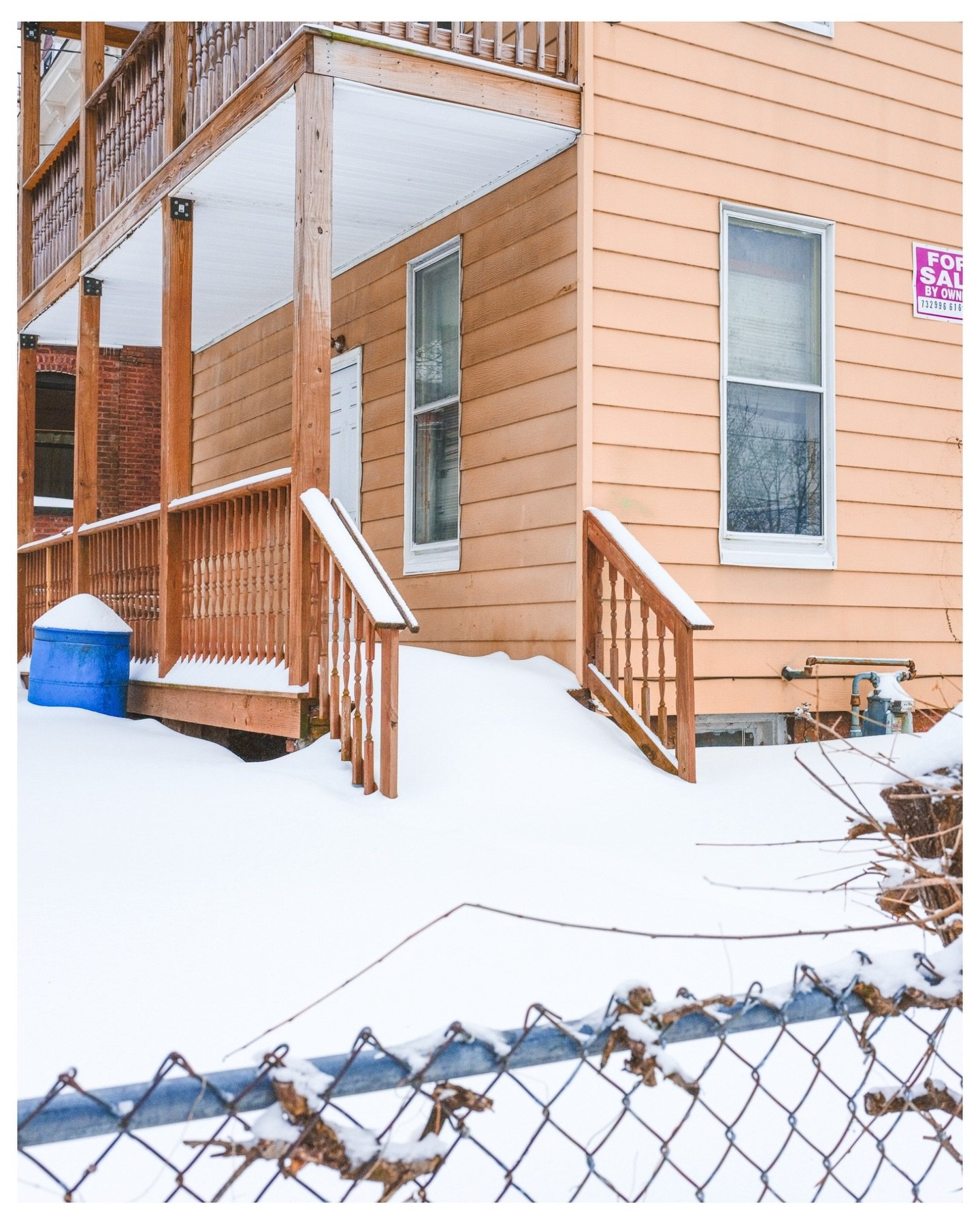 last set of my blizzard series ❄️ || Newburgh, NY 
&bull;
&bull;
&bull;
&bull;
#newburgh #hudsonvalley #snowstorm #fujifilmgfx #upstatenylife