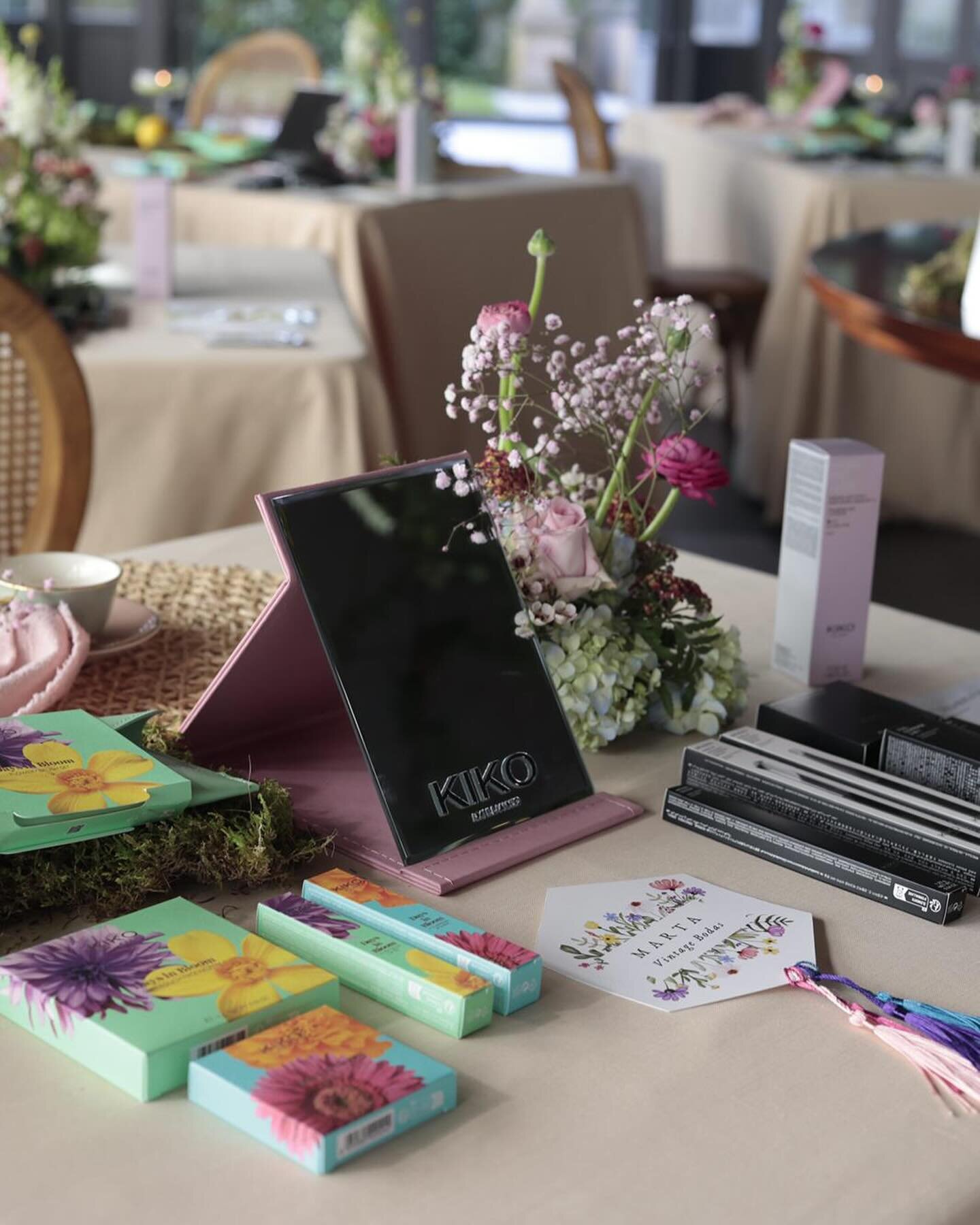 En el @palaciodeaviles tambi&eacute;n tuvo lugar el taller de maquillaje de @kikomilano 

De la mano de @blanca_gallegof descubrimos &ldquo;days in bloom&rdquo; el sue&ntilde;o de una ciudad en flor con la sofisticada edici&oacute;n limitada de esta 