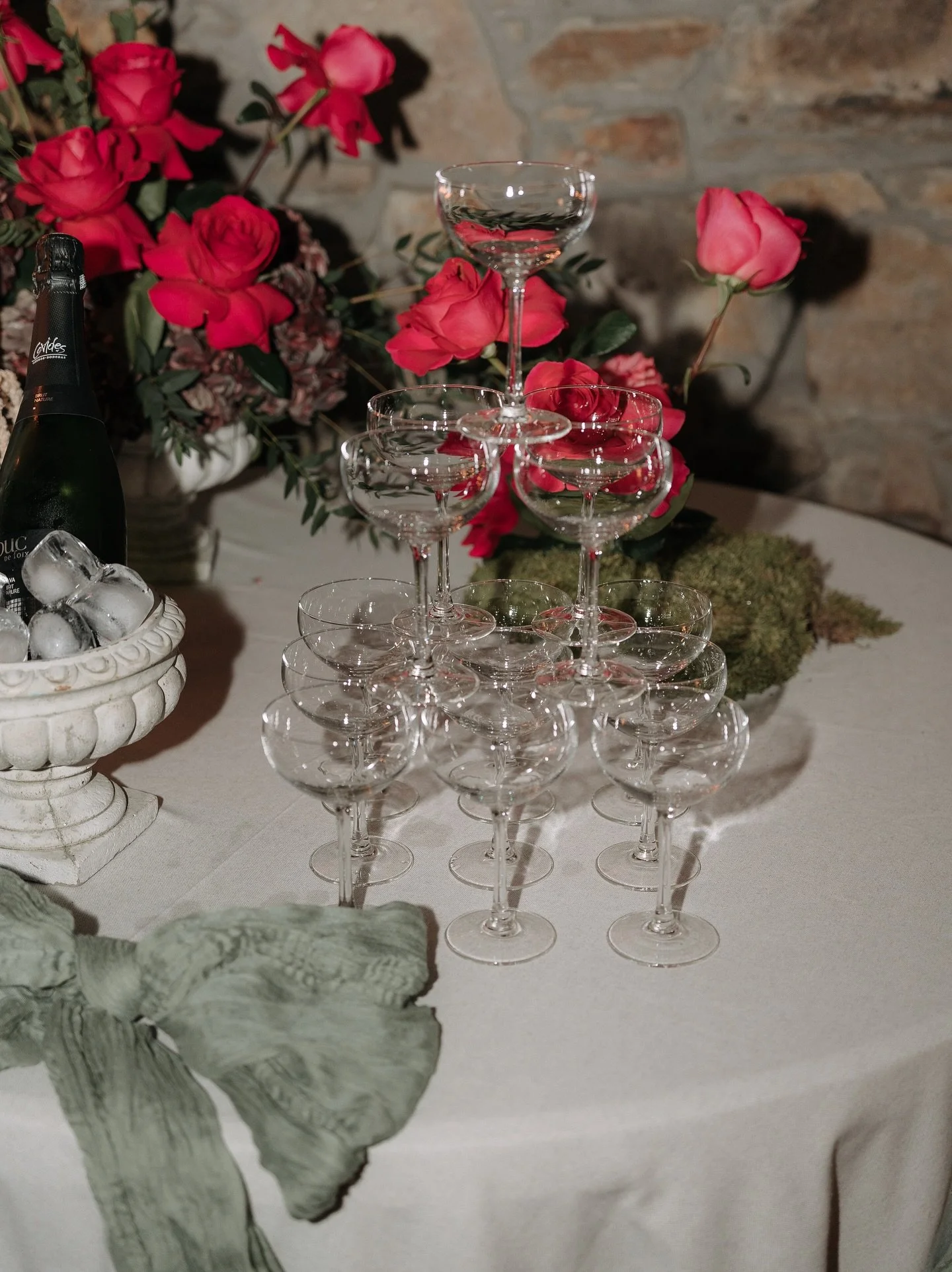 Aunque sea peque&ntilde;ita, una torre de copas para el brindis aporta un toque de elegancia a tu celebraci&oacute;n 🥂 

Foto: @cristinacanibano 
@gastronomiaregueiro @palaciocondetoreno 
@leymarfloristas 

#weddinginspiration