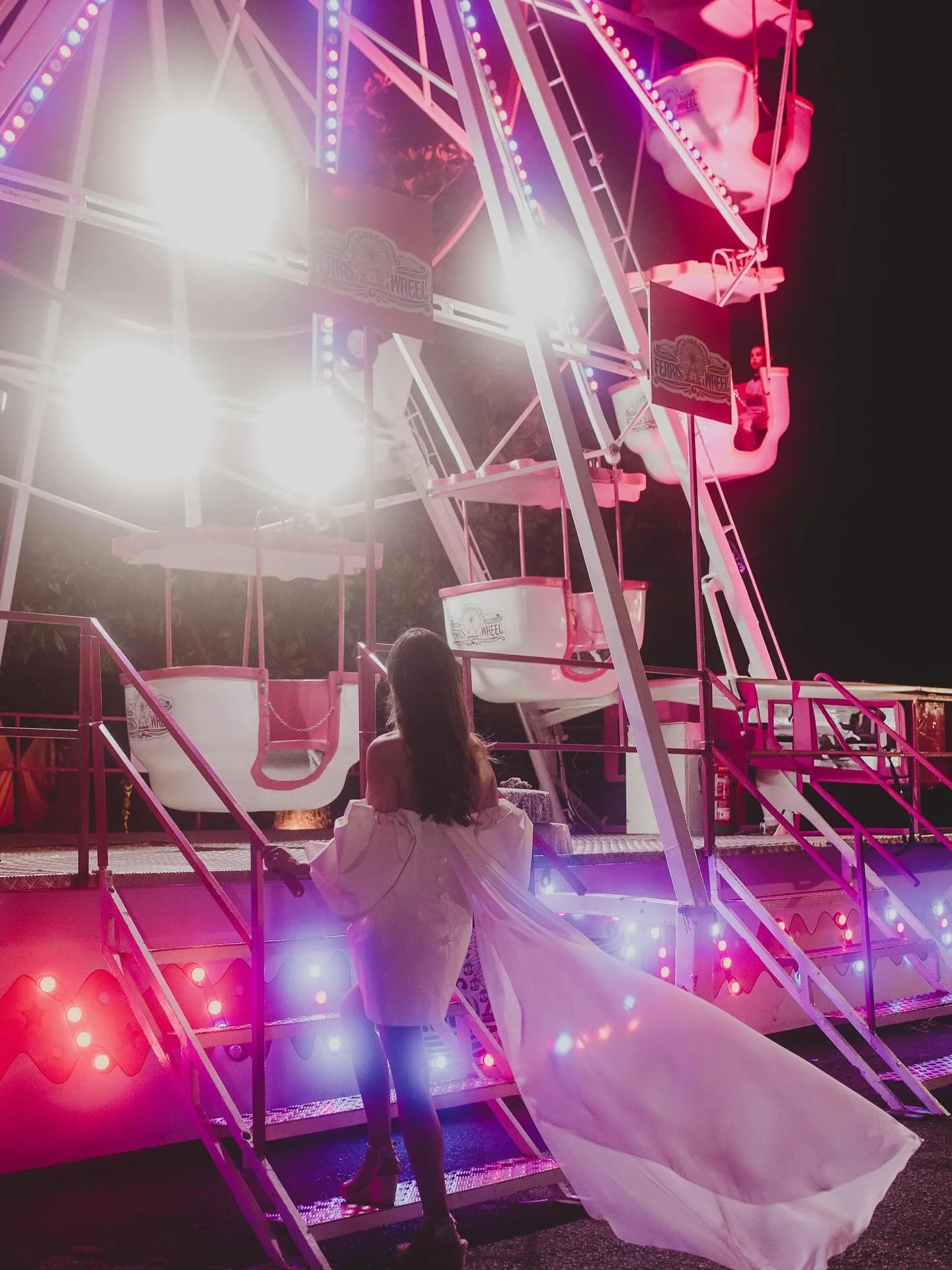 En la fiesta de #bolitaswedding no falt&oacute; detalle y aunque a&uacute;n me queda ense&ntilde;aros el aperitivo y el banquete muchos me est&aacute;is preguntando por la Feria.

Hab&iacute;a una 🎡 , barredora y toro mec&aacute;nico .
Un Tiro con c