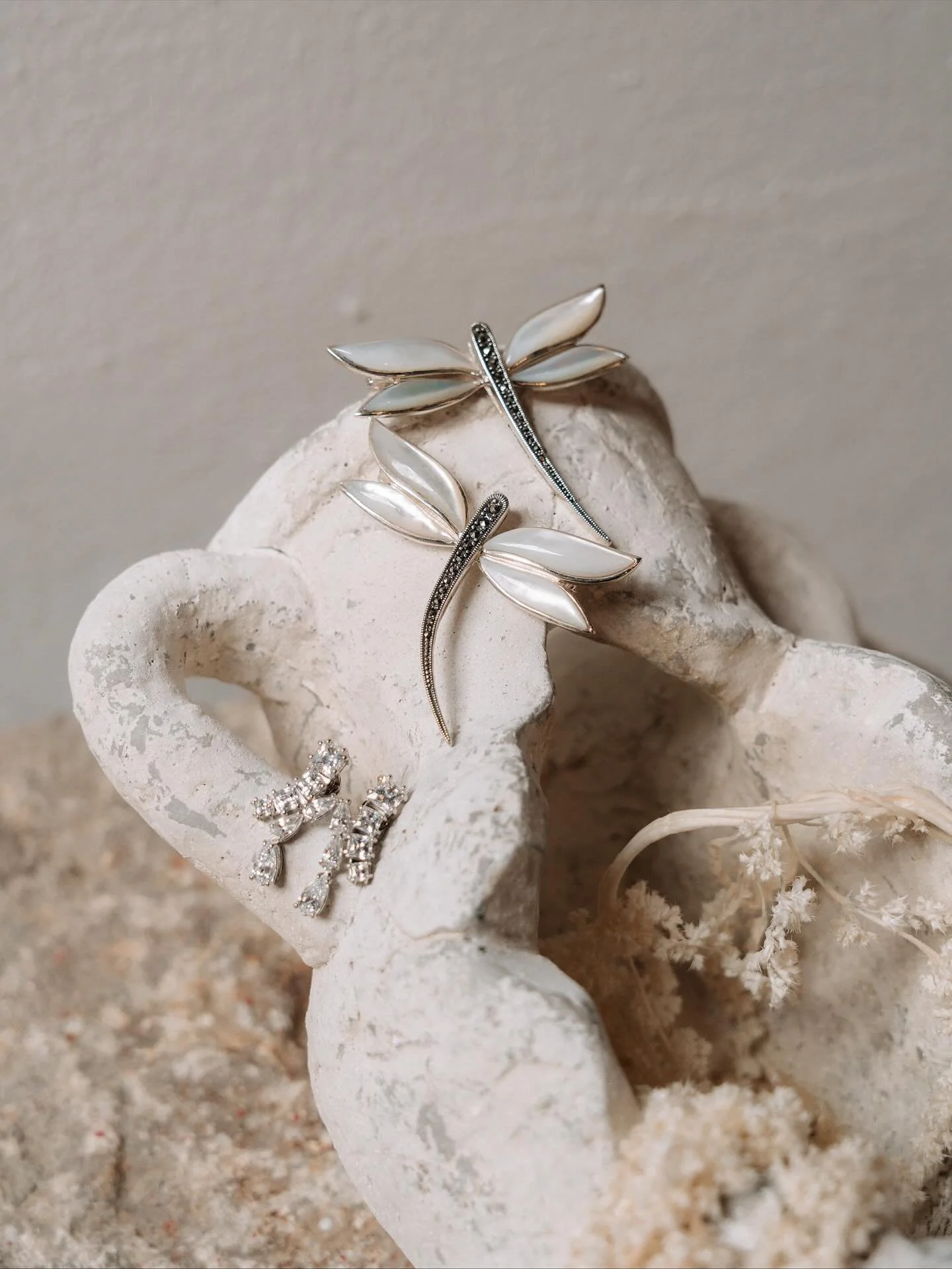 A&uacute;n no os hemos ense&ntilde;ado la boda de Raquel y Javier, as&iacute; que vamos a ir poco a poco mostrando cosas bonitas que nos trajo esta pareja.

En estas fotos de @cristinacanibano vemos parte de los preparativos de la novia y alguno de s