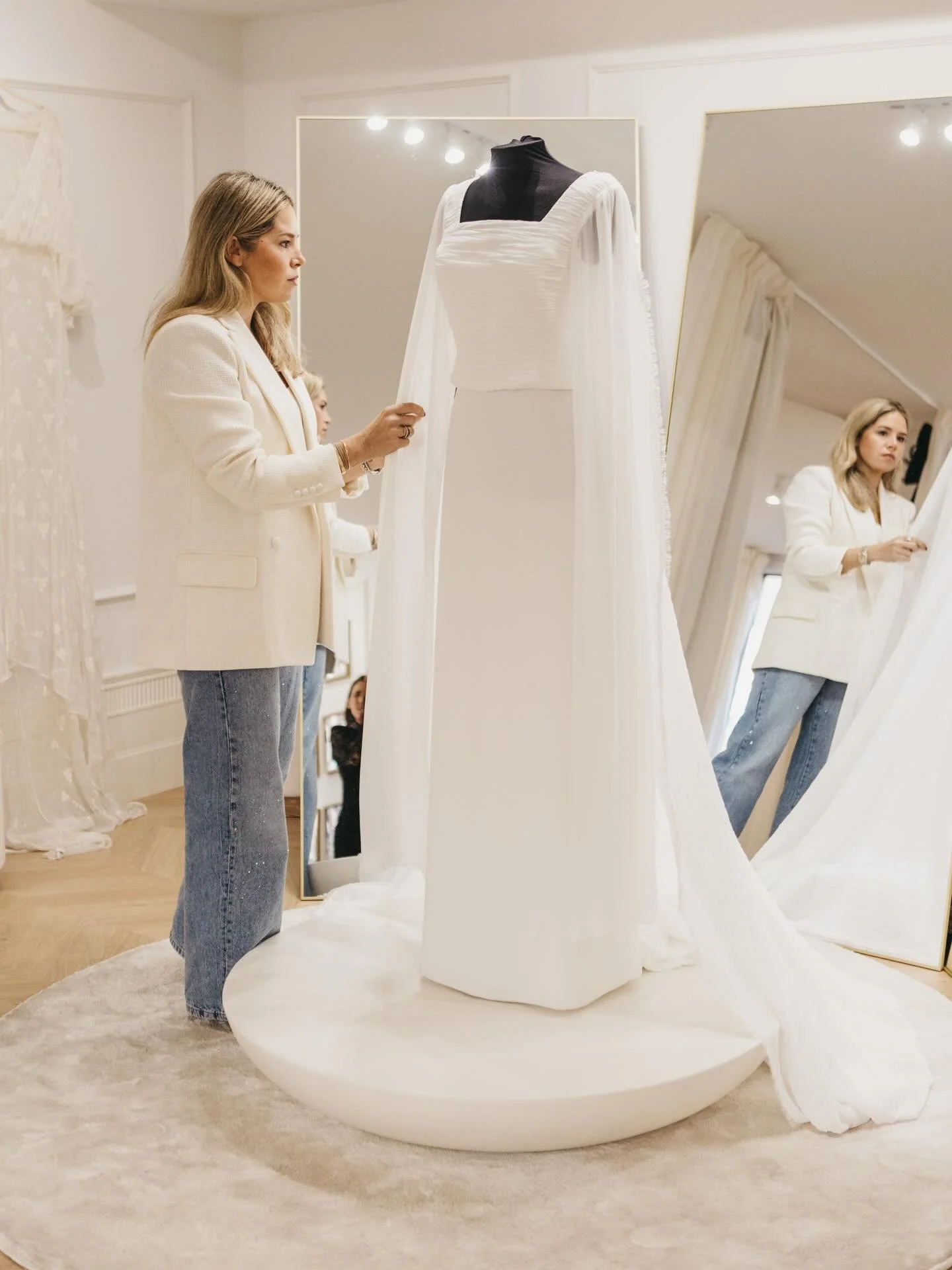 Hace unos d&iacute;as estuvimos invitados a la inauguraci&oacute;n del nuevo Atelier de @mariabaraza en Madrid y no pudimos asistir pero os dejo alguna de las fotos y v&iacute;deo de @lisola_fotografia 
El evento fue organizado por mi amiga 
 @susana