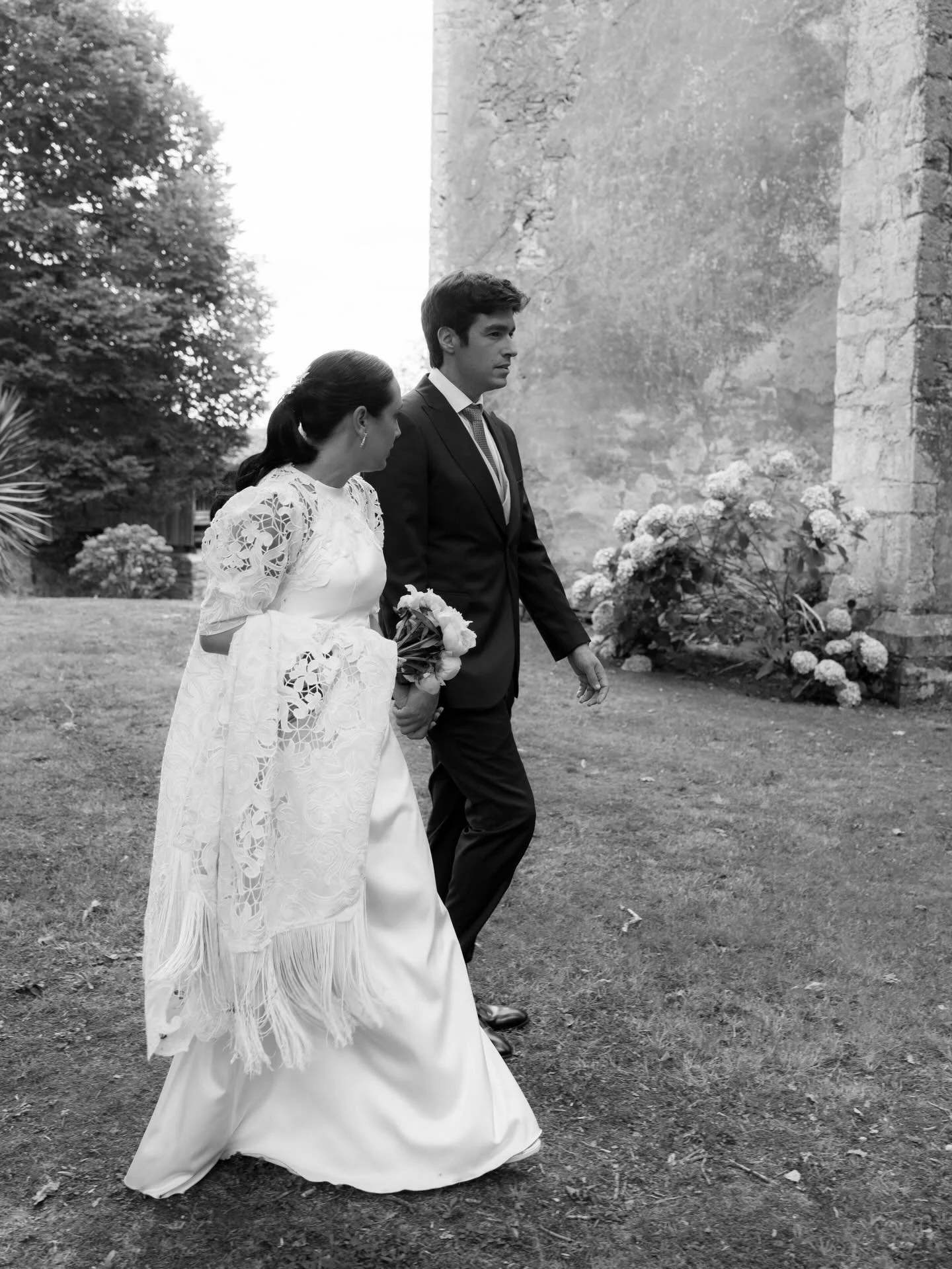 El vestido de Raquel era una preciosidad, un dos piezas cuyo abrigo de encaje rematado en flecos nos cautiv&oacute; nada m&aacute;s verlo, obra de la dise&ntilde;adora @lorenapanea 

Tanto que ense&ntilde;ar de esta boda con ceremonia civil en @palac