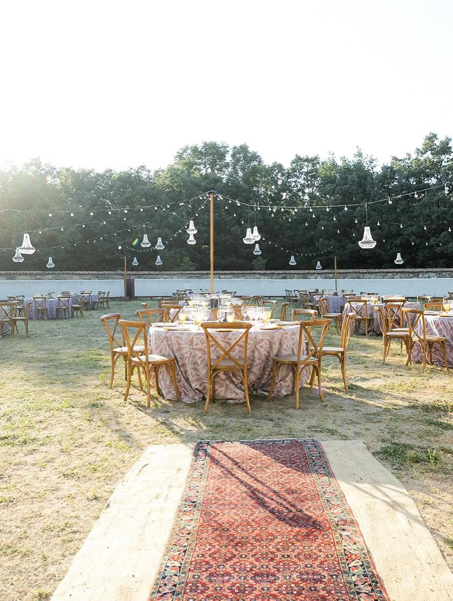 Las bodas del verano pasado nos llevaron a lugares incre&iacute;bles, como @fincaelrobledo_rascafria donde siempre disfrutamos de una finca al aire libre con sus caballos.
El reto un banquete en la plaza de toros que fue una pasada sobre todo al caer