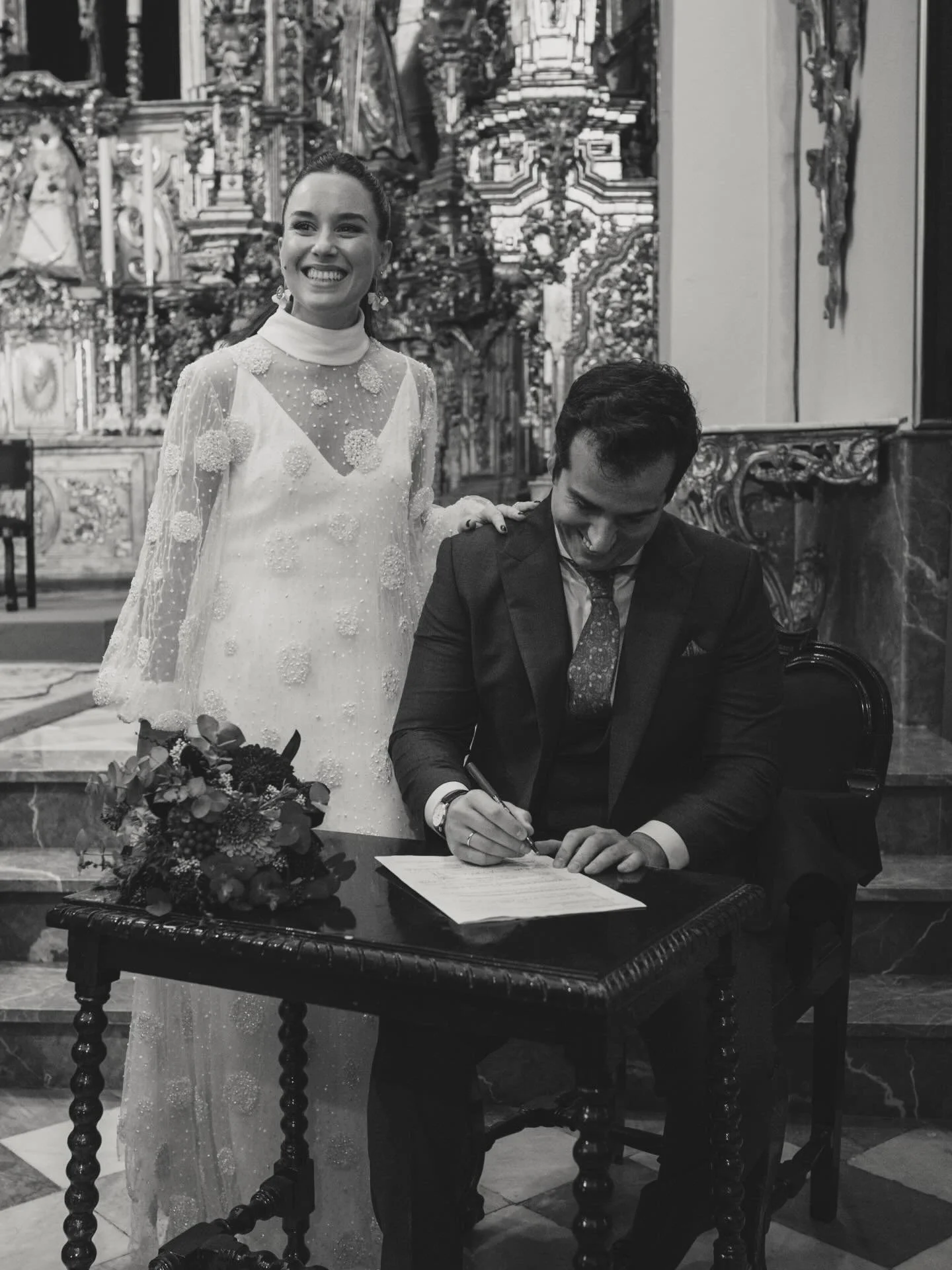 El servicio de coordinaci&oacute;n de la ceremonia nos parece fundamental para que pod&aacute;is vivir con emoci&oacute;n un momento tan importante en vuestras vidas. 
Veros as&iacute; de felices es la recompensa perfecta a nuestro trabajo.

Cris y E