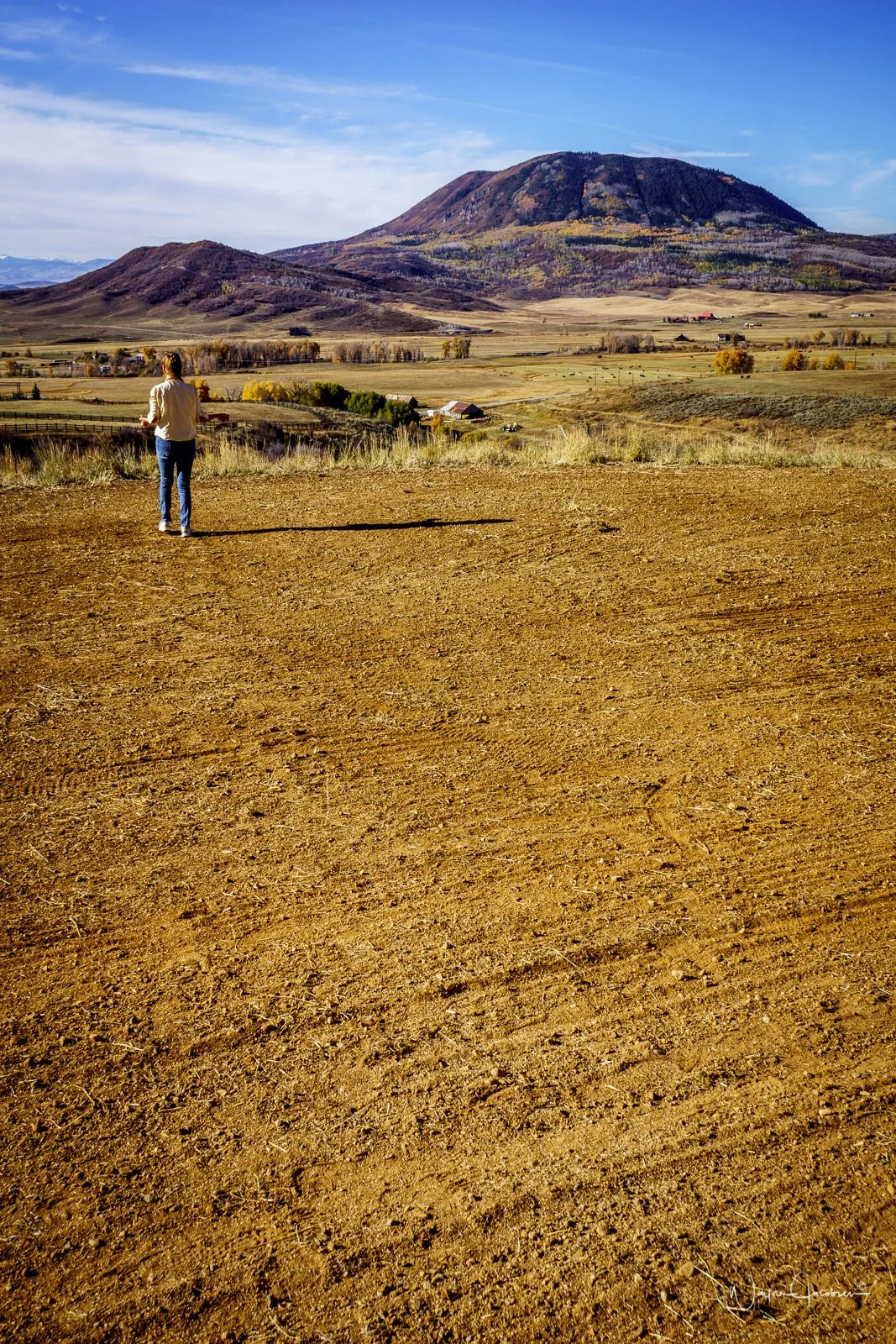Wedding ceremony site with mountain views. Colorado luxury wedding venue. Fall wedding. Near Denver.