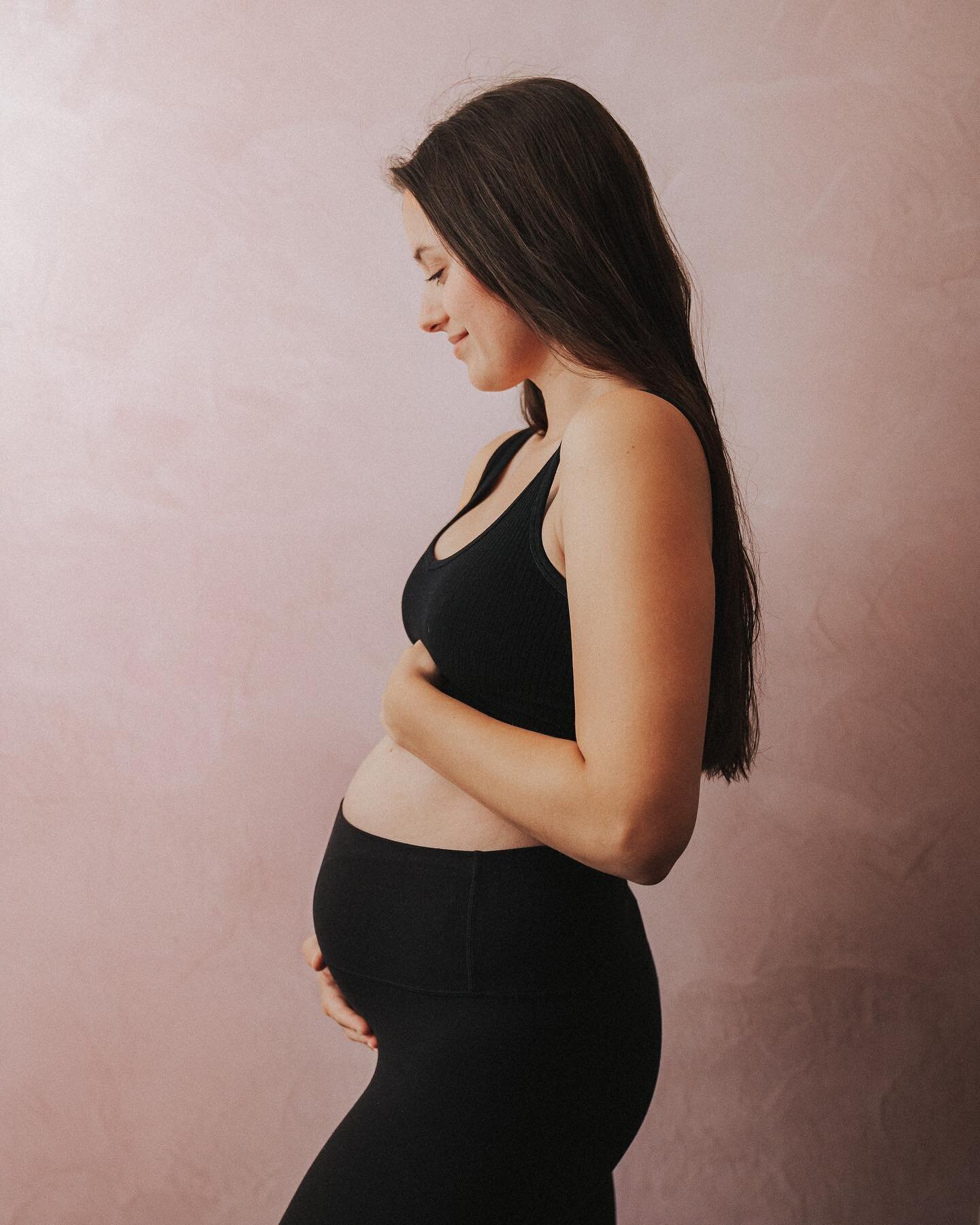 14 weeks &mdash;&gt; 24 weeks

Had high hopes of doing bump progression pics in our pink Venetian plaster room but never made it back after our first photo! Oops&hellip;🙈