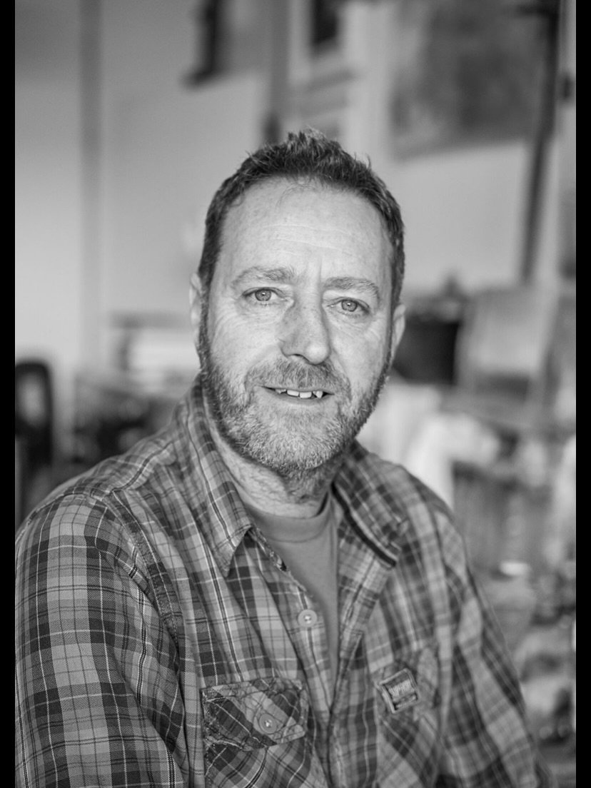 Sharing recent photos, charcoal sketches and demos.
Had some lovely photos taken in the studio by Carla @risen_wild_photography - take a look at her work 😃
.
Basil popped into the studio today to watch me work 😉
.
#artist #andrewbarrowman #cornwall