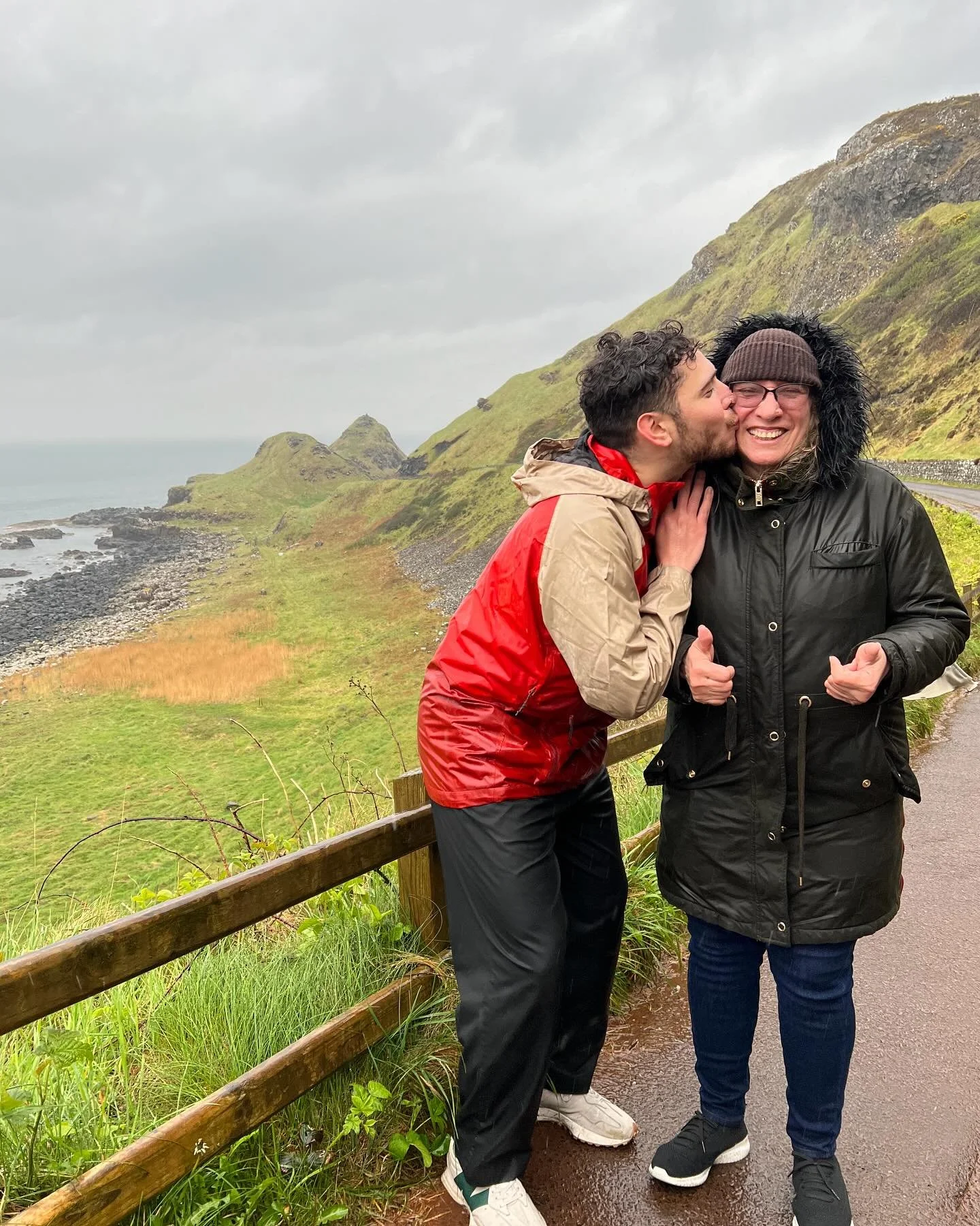 &iexcl;Feliz Cumplea&ntilde;os, Am&aacute;! 💚 Hace dos a&ntilde;os viniste y me diste un abrazo que me hizo olvidar lo lejos que estoy de mi hogar, desde entonces, la distancia es menos dolorosa y el hogar dej&oacute; de ser un concepto est&aacute;t